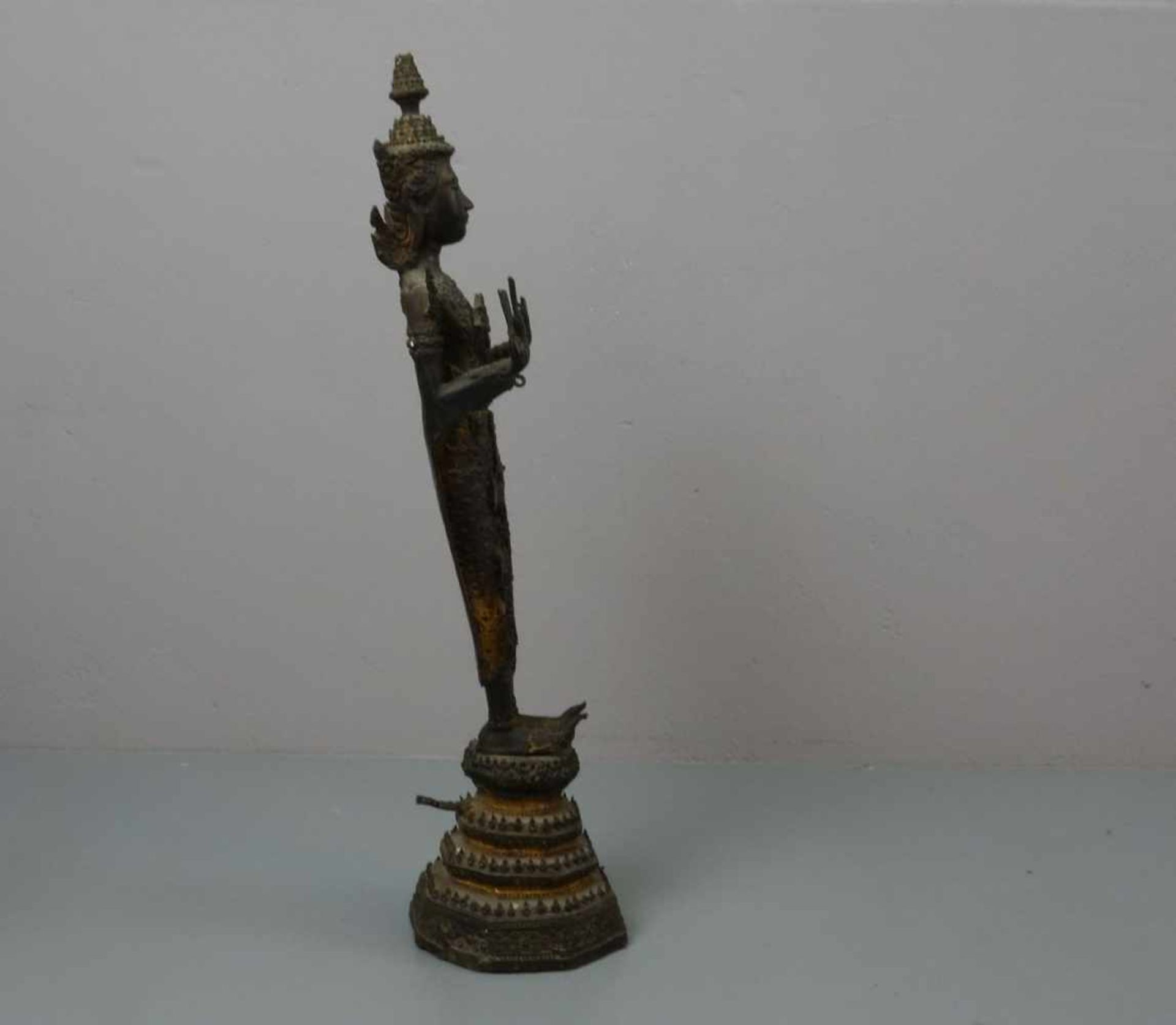 SKULPTUR / sculpture: "Buddha Paré", Siam, Rattanakosin-Periode (1782-1932), Bronze, braun patiniert - Image 2 of 4