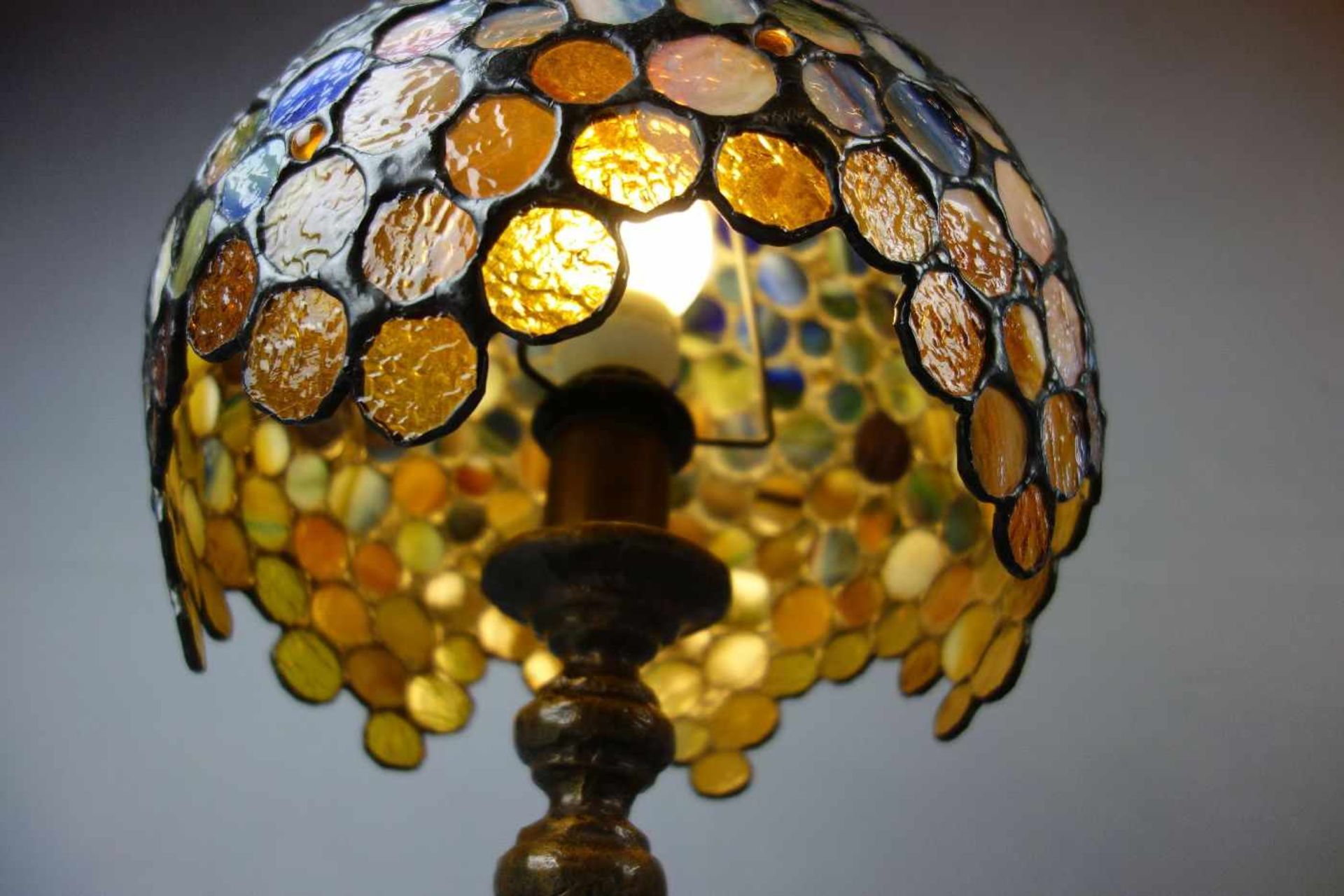 LAMPE / TISCHLAMPE im Stil einer Tiffany-Lampe / table lamp, Bronzefuß in Balusterform mit - Bild 3 aus 4