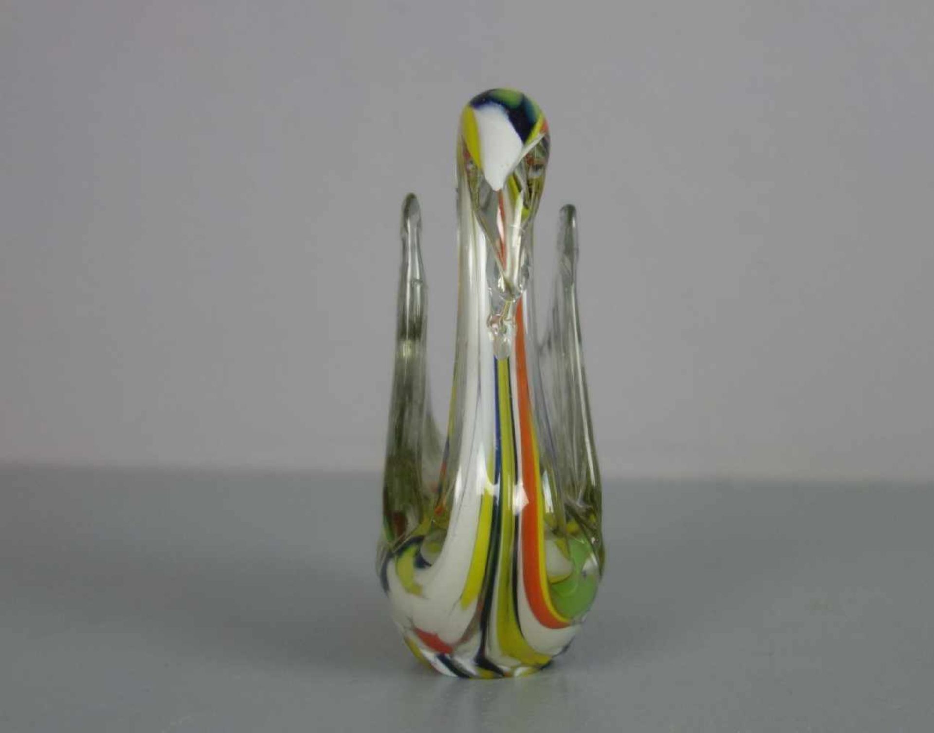 MURANO - GLASFIGUR "Schwan", 2. Hälfte 20. Jh.; Klarglas mit farbigen Einschmelzungen, gezogenem und - Bild 2 aus 4