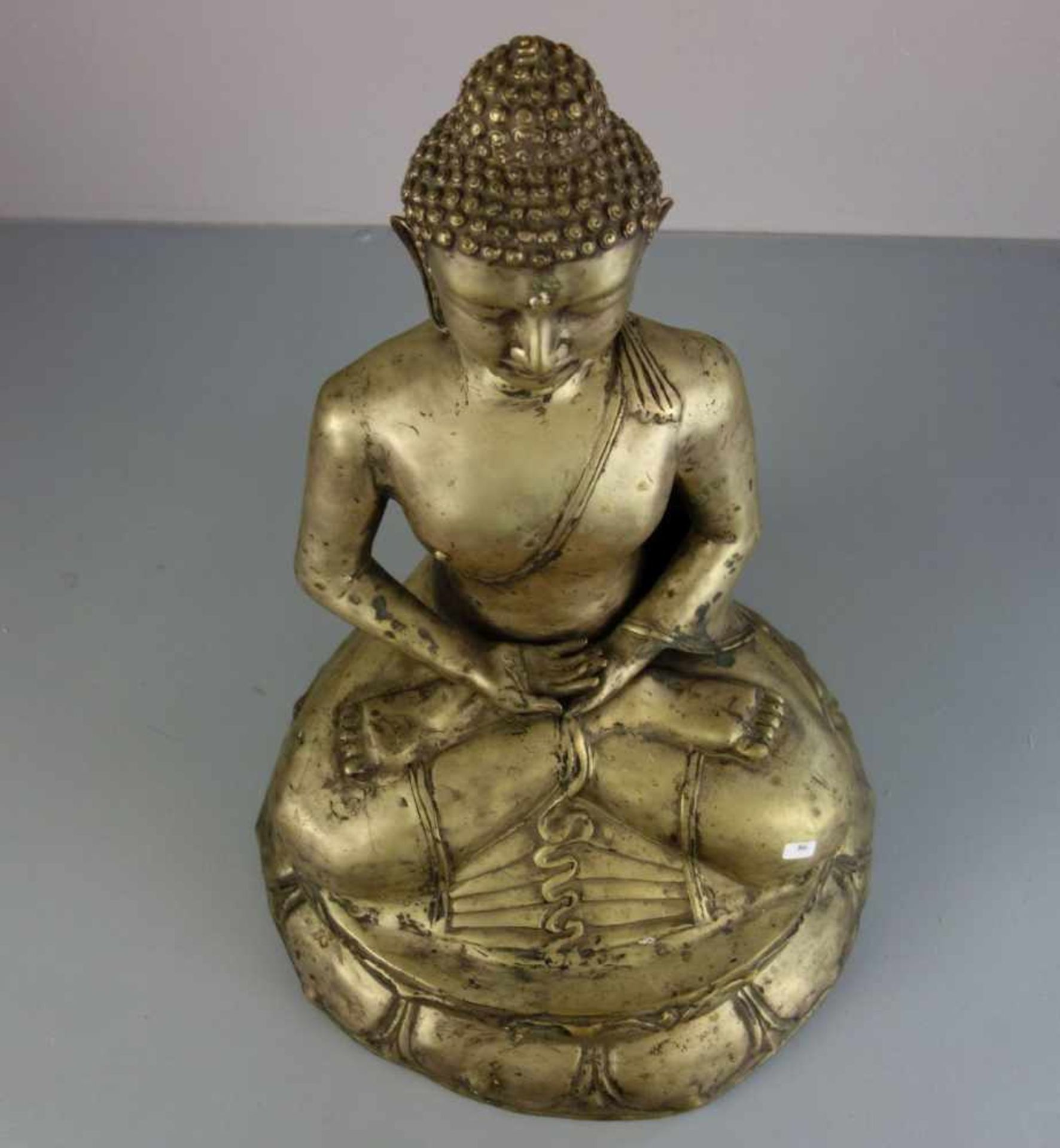 SKULPTUR: "Buddha Dhyana Mudra", Metallguss, silber- bis goldfarben patiniert. Mit kontemplativ - Bild 5 aus 5