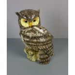 TIERFIGUR / ZIEROBJEKT: Sitzende Eule / owl figure, Mitte 20. Jh., Keramik, heller Scherben mit