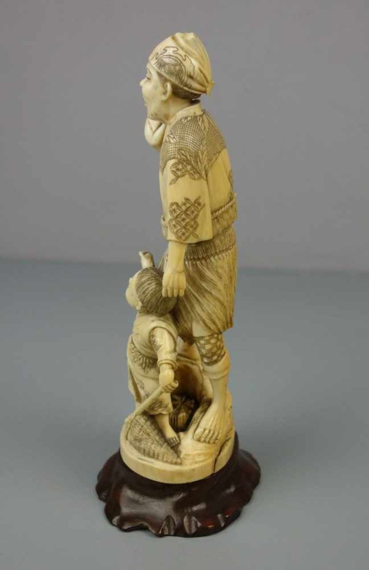 ELFENBEINFIGUR "Fischer/ Bauer mit seinem Sohn" / Okimono Figur / ivory figure, Japan, um 1900 ( - Bild 4 aus 10