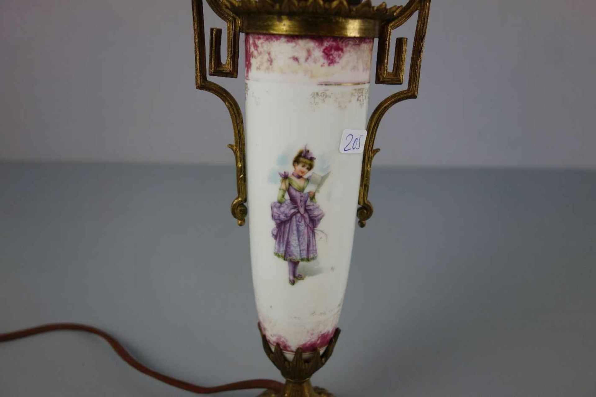 TISCHLAMPE / table lamp, Mariage. Satinierter Lampenschirm mit erhabenem Eichenlaub-Dekor. Schirm - Image 2 of 4