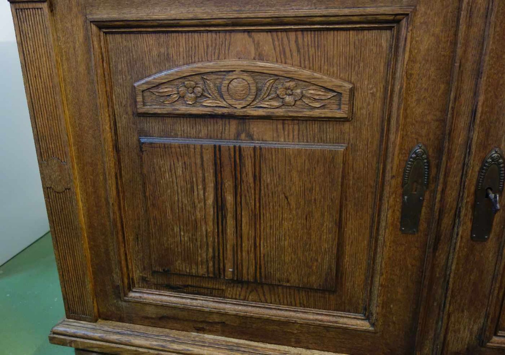 JUGENDSTIL ANRICHTE / SIDEBOARD, Eiche, um 1900. Zargenkasten auf profiliertem Stand, vorderen - Bild 4 aus 9