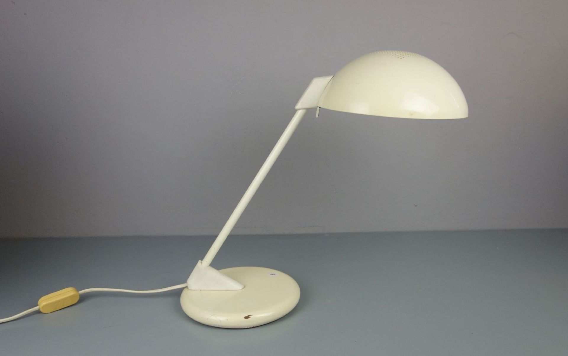 TISCHLAMPE / SCHREIBTISCHLAMPE / table desk lamp, 1970er Jahre, weiß lackiertes Eisenblech und - Image 4 of 4