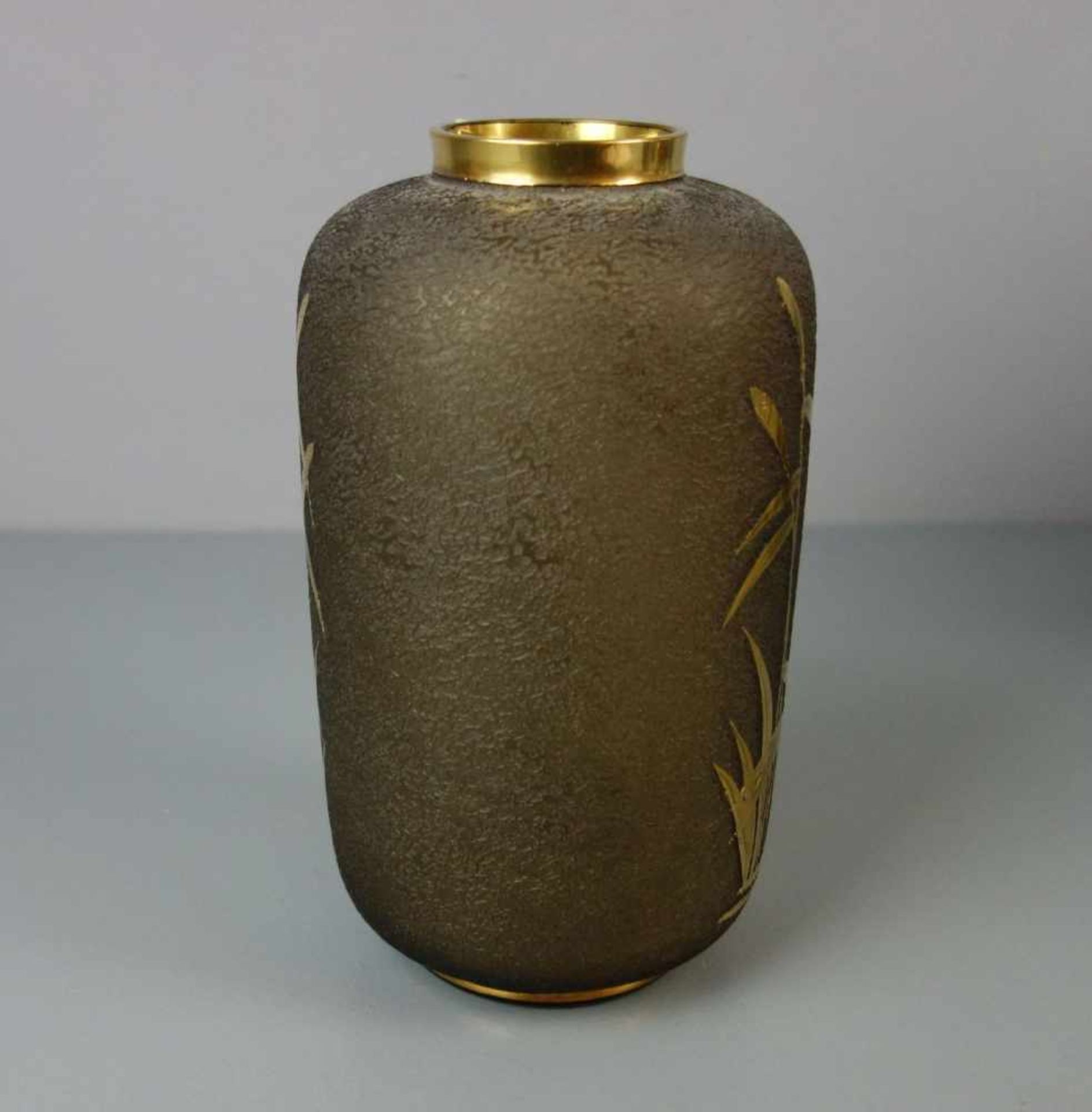 RAUCHGLAS - VASE, 20. Jh., ungemarkt. Rauchglas mit goldfarbenen Akzentuierungen. Zylindrische - Bild 2 aus 4