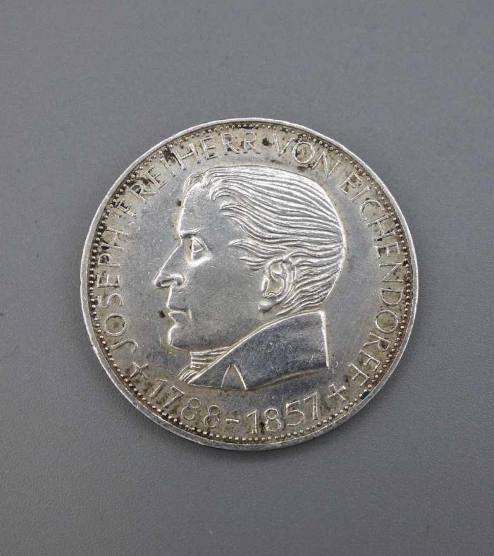 SILBERMÜNZE / GEDENKMÜNZE : 5 DM / Deutsche Mark, J, 1957. Joseph Freiherr von Eichendorff. D. 2,9 - Bild 2 aus 2