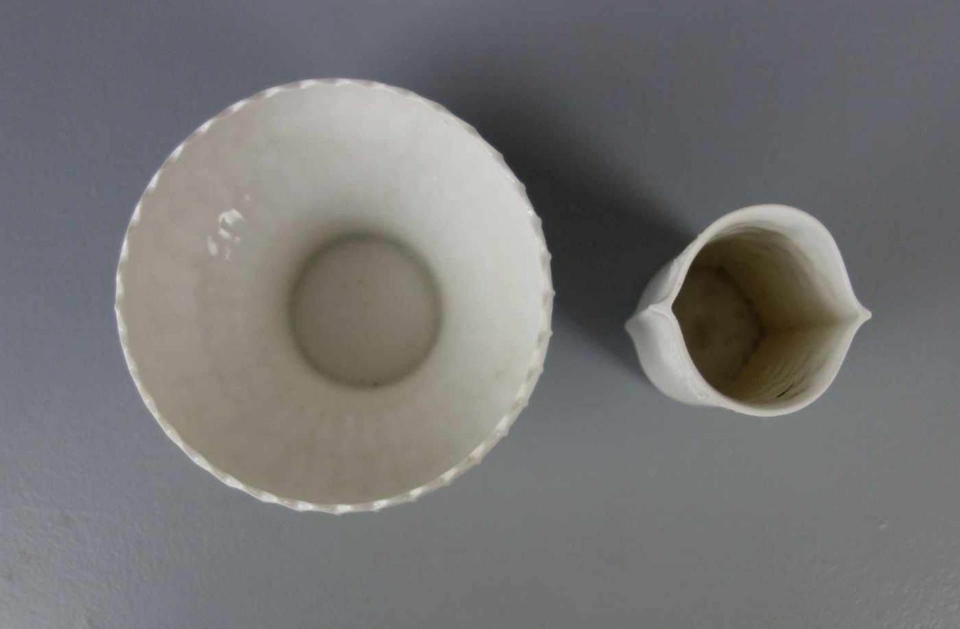 PAAR PORZELLAN-VASEN, 2. H. 20. Jh., Biskuitporzellan, innen glasiert. 1) Vase / Schale, - Bild 2 aus 4