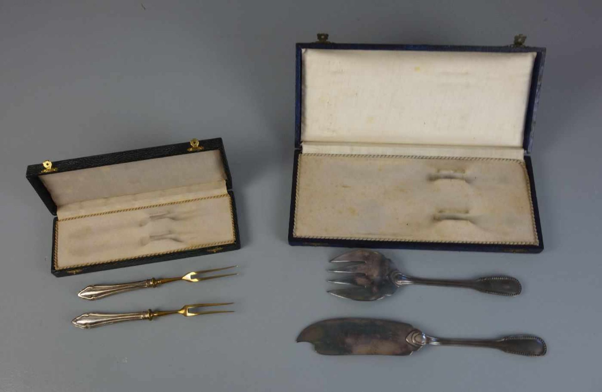 KONVOLUT VORLEGEBESTECK / serving cutlery, 1. H. 20. Jh.. 1) 2 Vorlegegabeln in Schatulle, Metall - Bild 2 aus 3