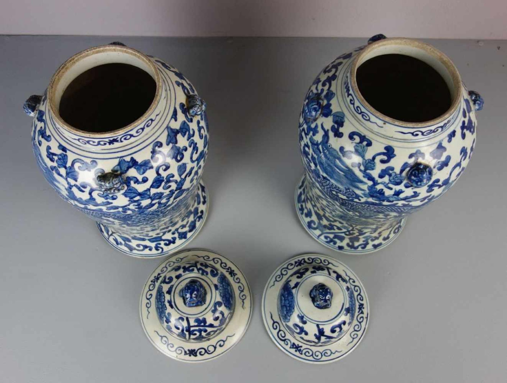 PAAR CHINESISCHE DECKELVASEN, Porzellan (ungemarkt), späte Qing-Dynastie / China. Balusterform auf - Image 2 of 5