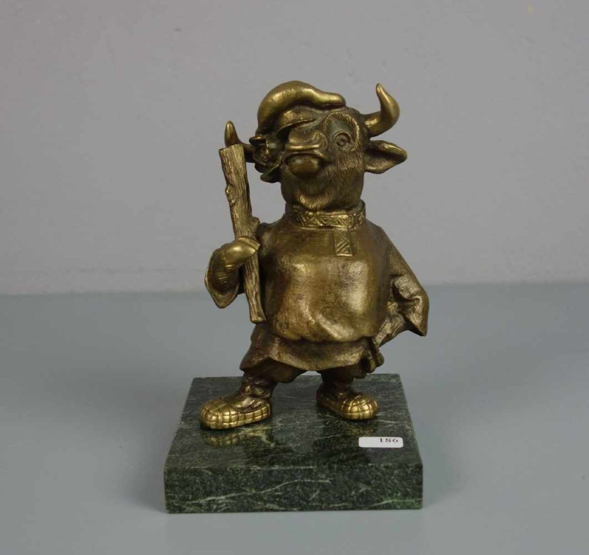 RUSSISCHER BILDHAUER DES 20./21. Jh., Skulptur / sculpture: "Stier als Kosake", Bronze, patiniert,