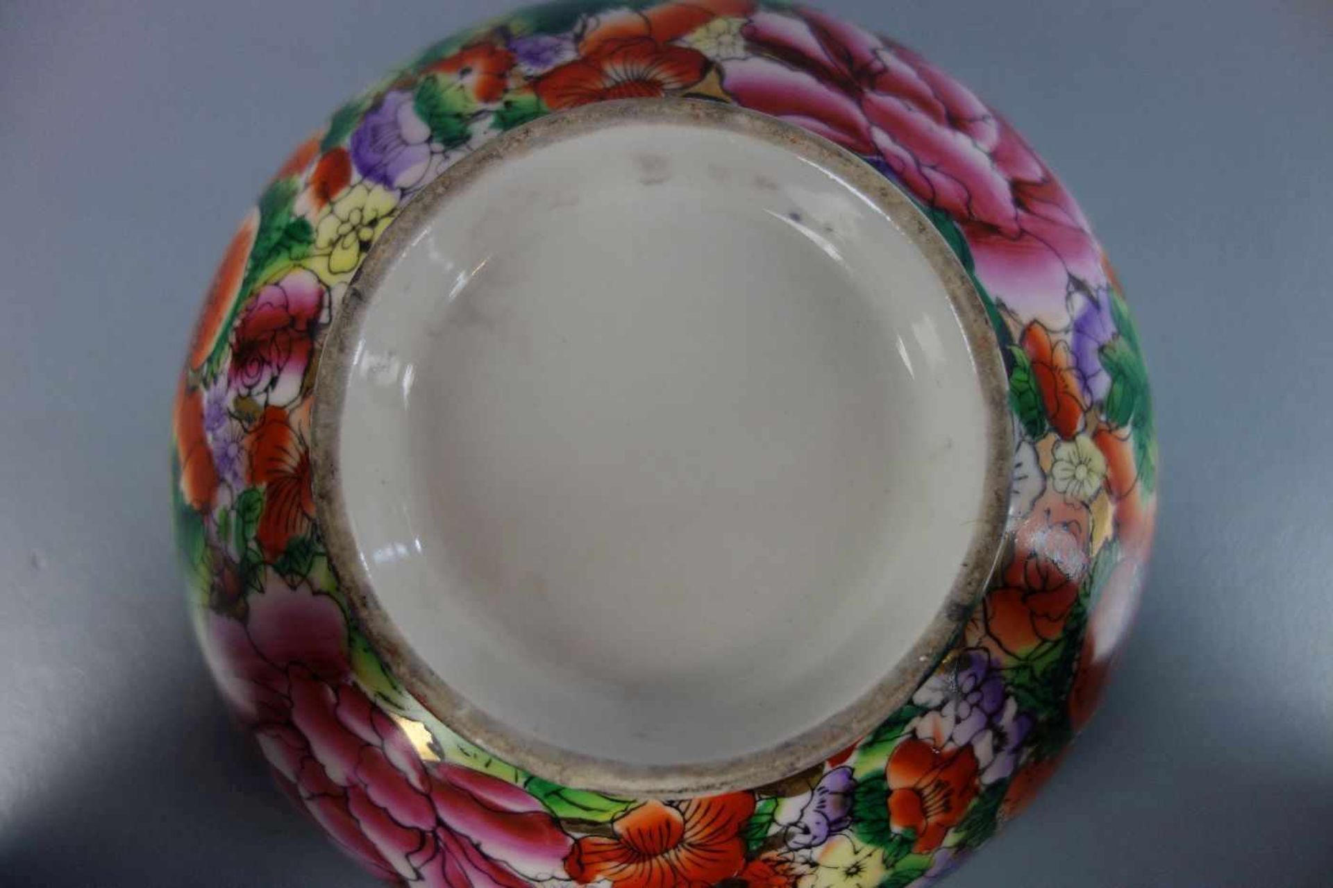 CHINESISCHE SCHALE / chinese bowl, Porzellan, ungemarkt. Schwerer Scherben, tief gemuldete Form - Image 4 of 5