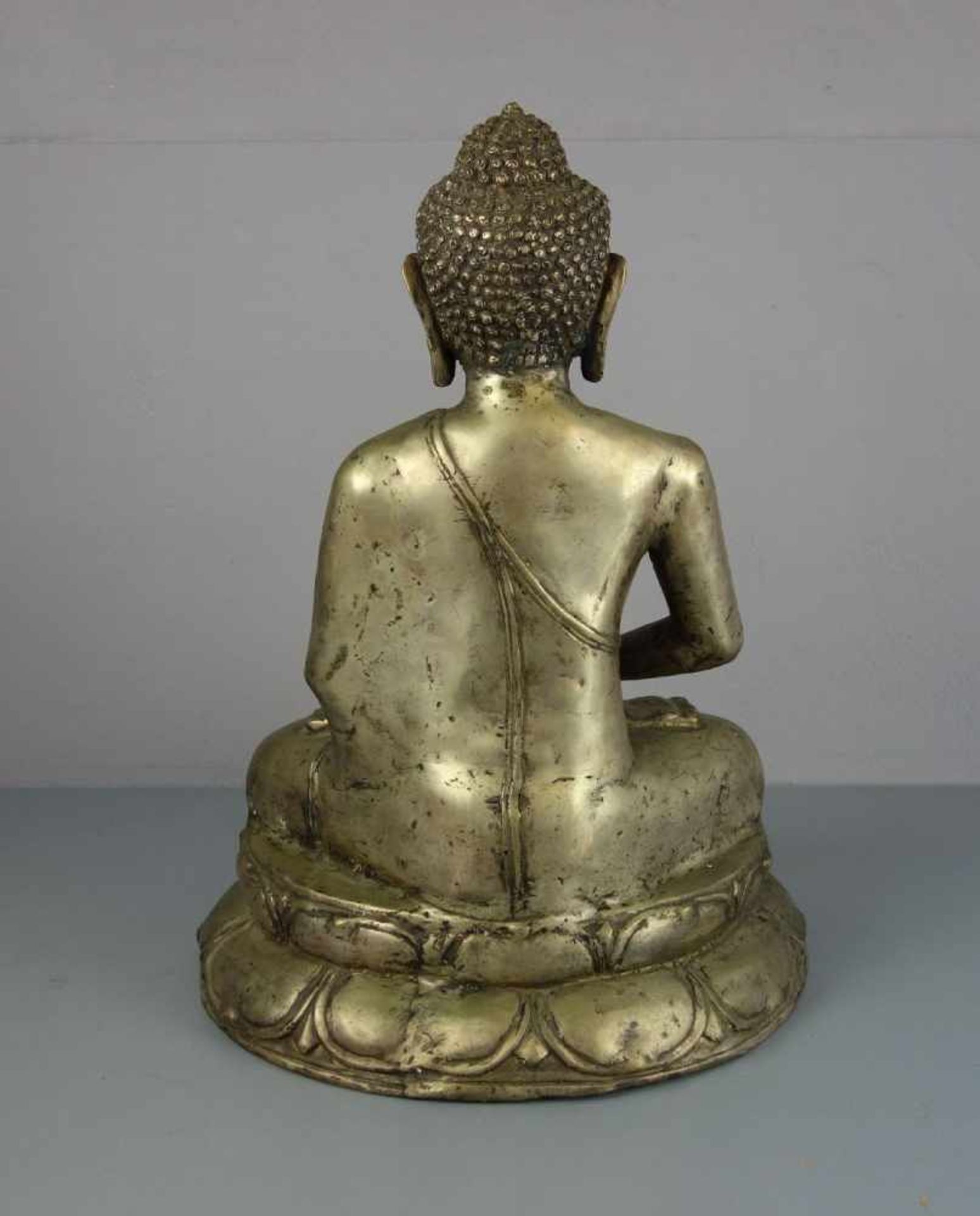SKULPTUR: "Buddha Dhyana Mudra", Metallguss, silber- bis goldfarben patiniert. Mit kontemplativ - Bild 3 aus 5