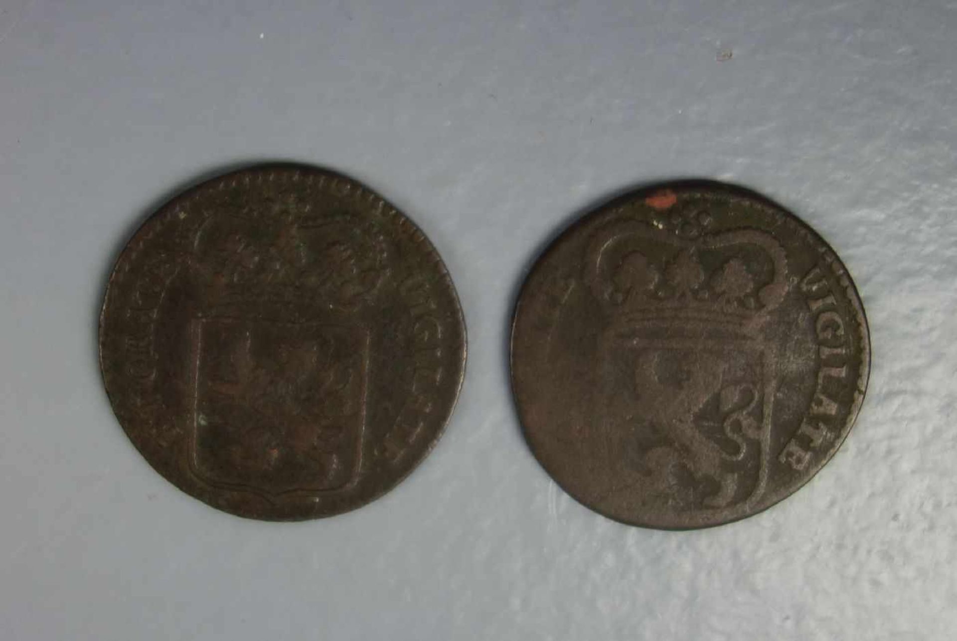 2 NIDERLÄNDISCHE KUPFERMÜNZEN DER FRÜHEN NEUZEIT / coins of 1764. Revers links und rechts neben
