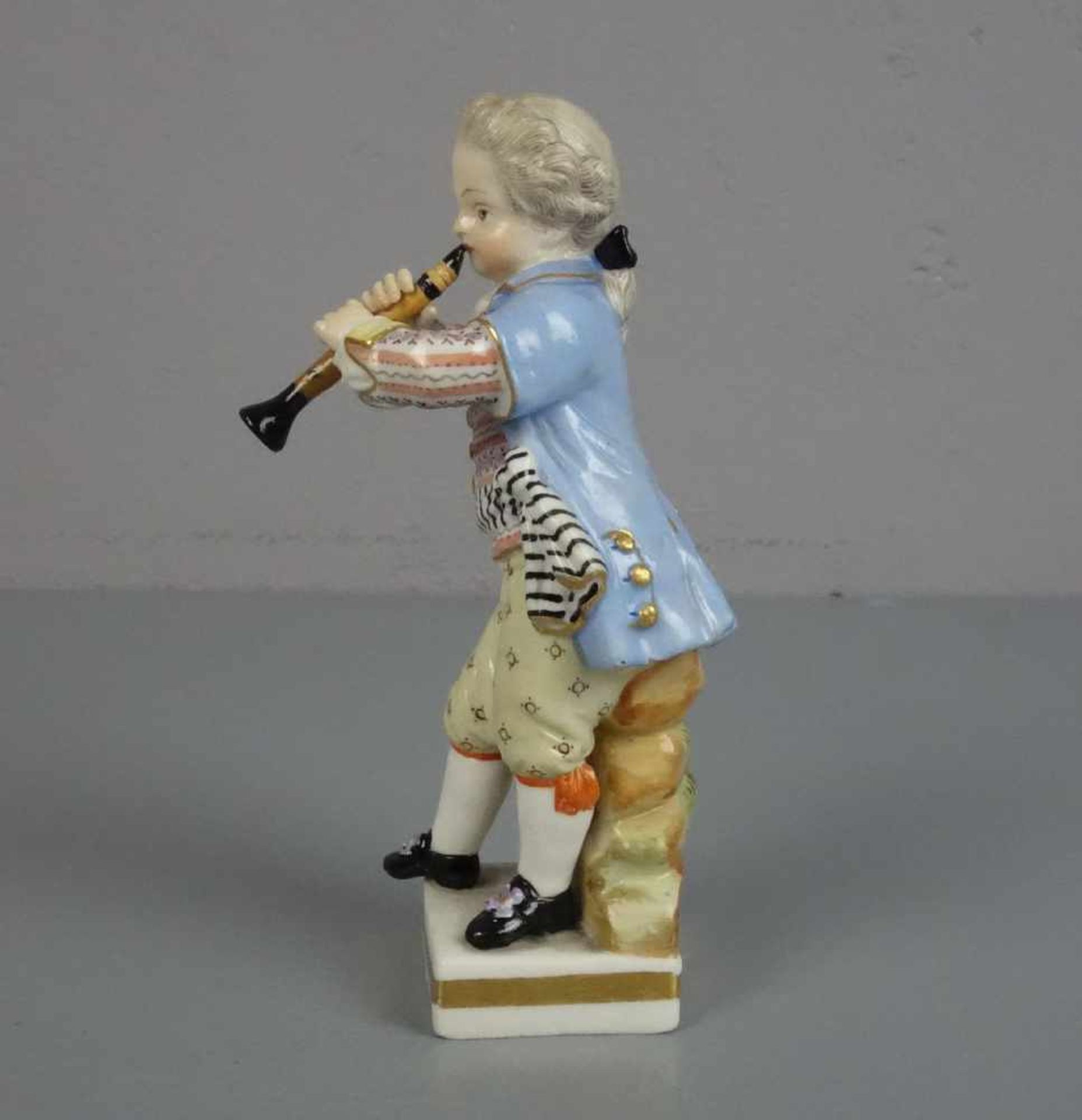 PORZELLANFIGUR: "Knabe mit Flöte" / porcelainfigure: boy with a flute, Porzellan, Manufaktur - Bild 2 aus 5