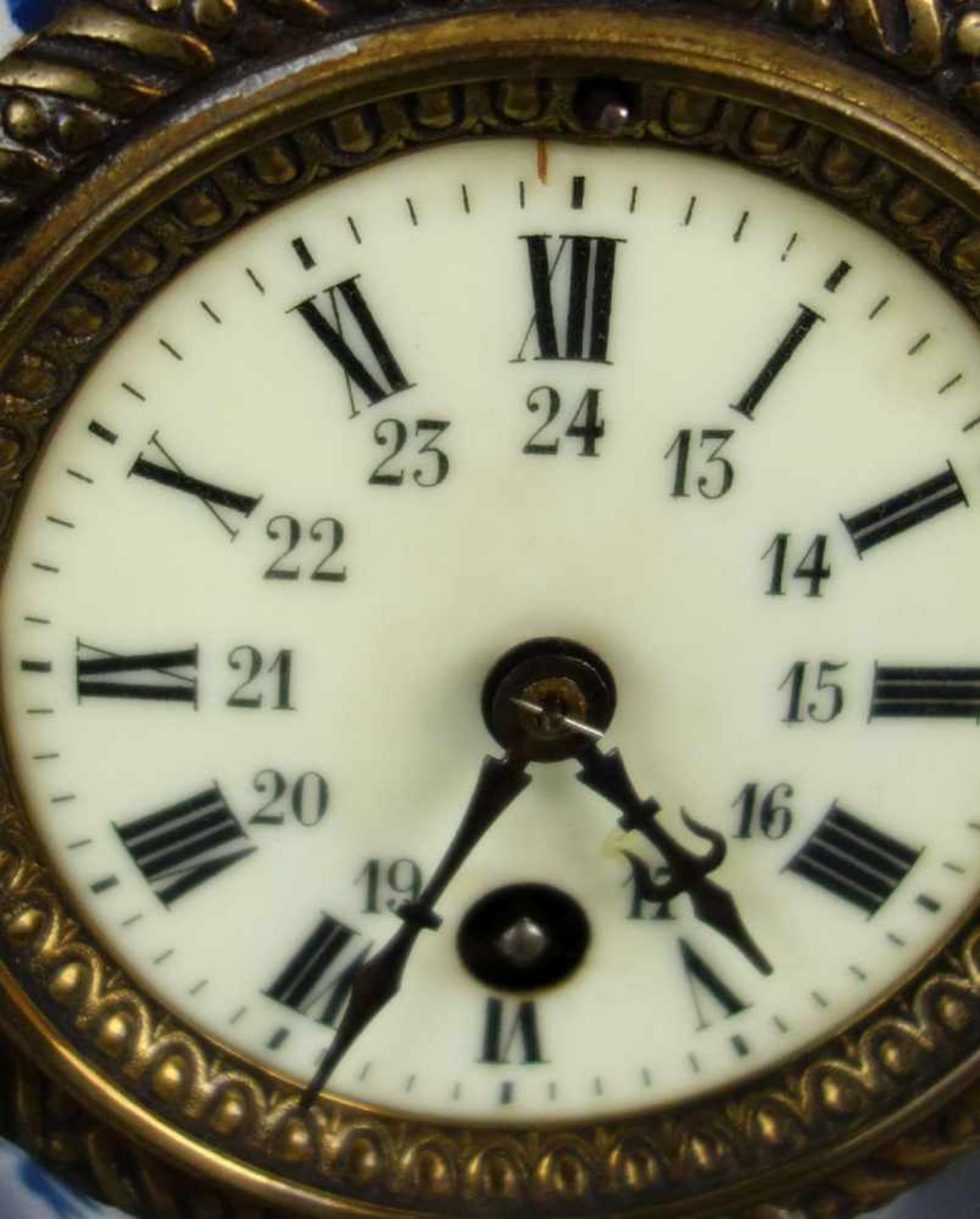 UHR / KAMINUHR MIT BEISTELLERN / GIRANDOLEN / fire place clock, Porzellan und bronzierte - Bild 3 aus 5