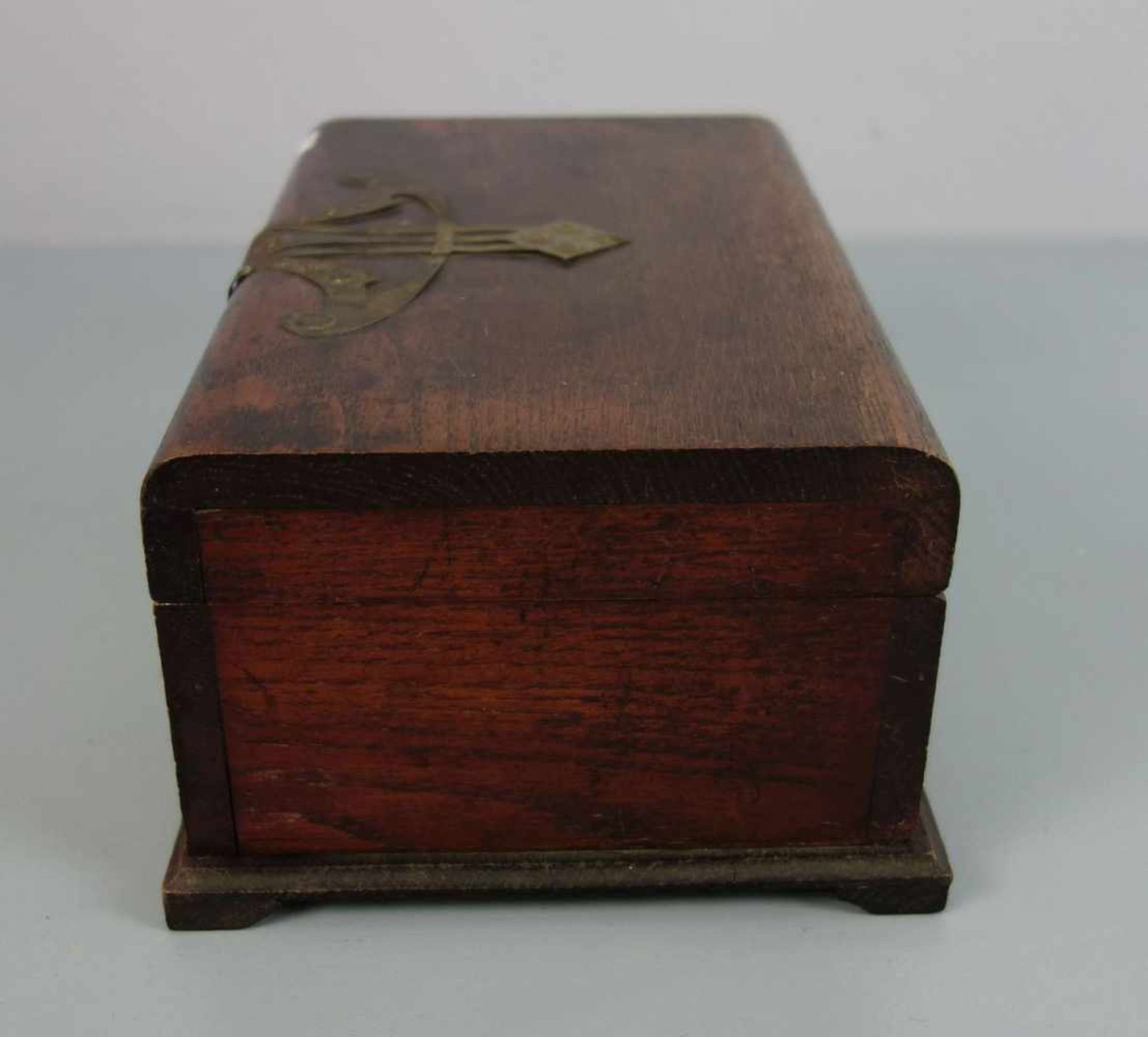 JUGENDSTIL SCHATULLE / art nouveau box, um 1900. Eiche, rotbraun lasiert. Rechteckige Schatulle - Bild 5 aus 5