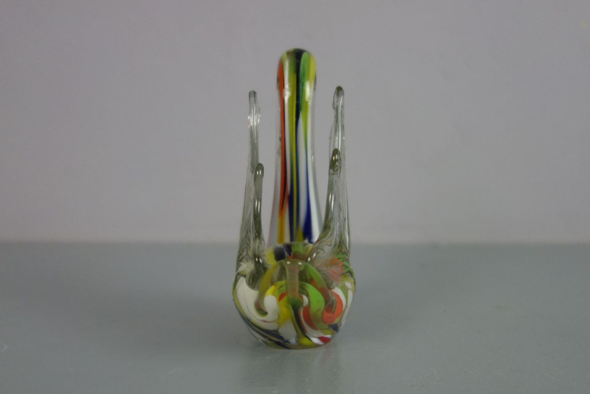MURANO - GLASFIGUR "Schwan", 2. Hälfte 20. Jh.; Klarglas mit farbigen Einschmelzungen, gezogenem und - Bild 4 aus 4