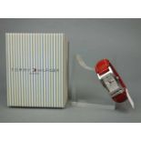 DAMEN ARMBANDUHR - TOMMY HILFIGER / SPANGENUHR / Ladies Wristwatch, Modell 1700376. Rotes Spangen-