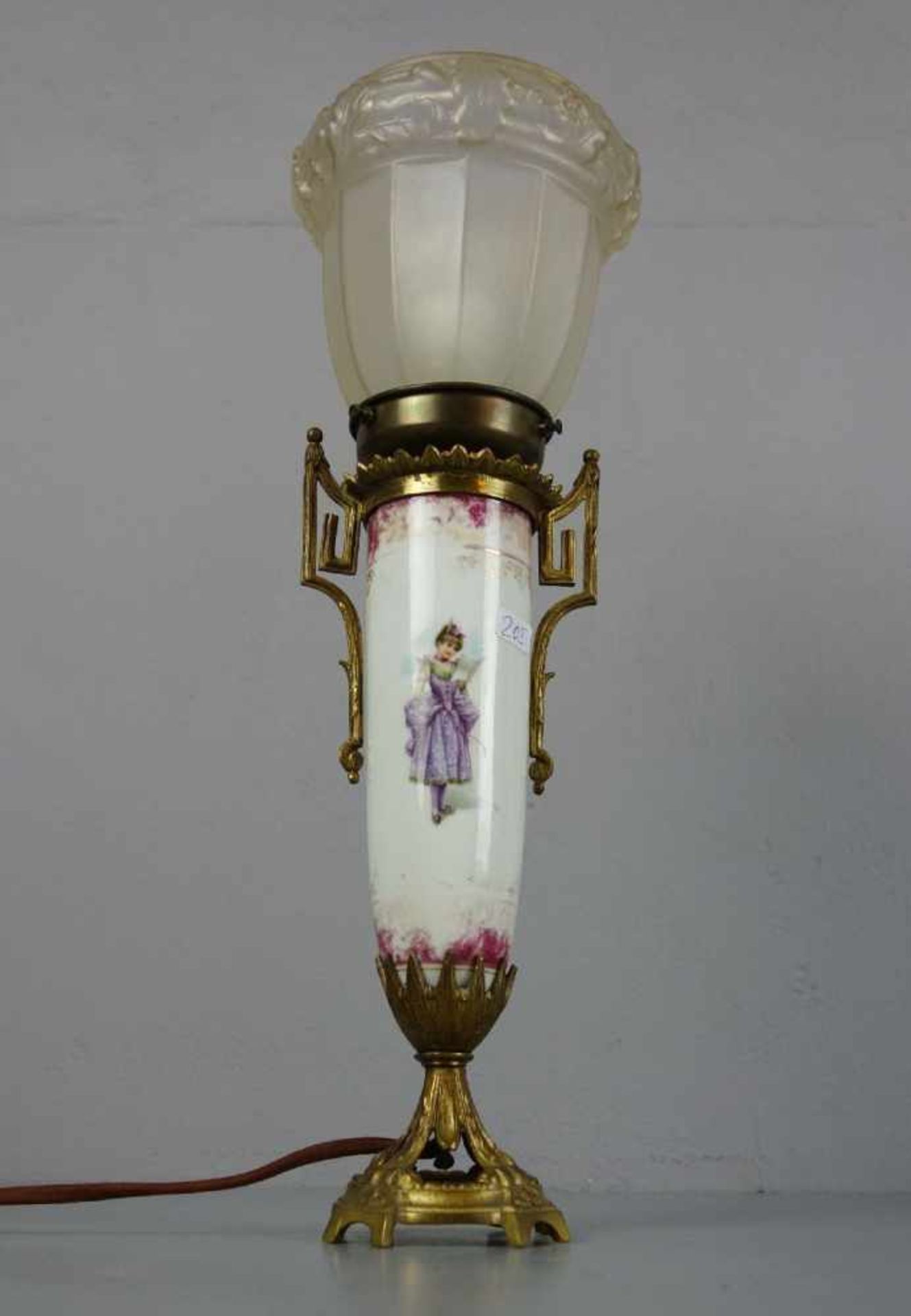 TISCHLAMPE / table lamp, Mariage. Satinierter Lampenschirm mit erhabenem Eichenlaub-Dekor. Schirm - Image 3 of 4