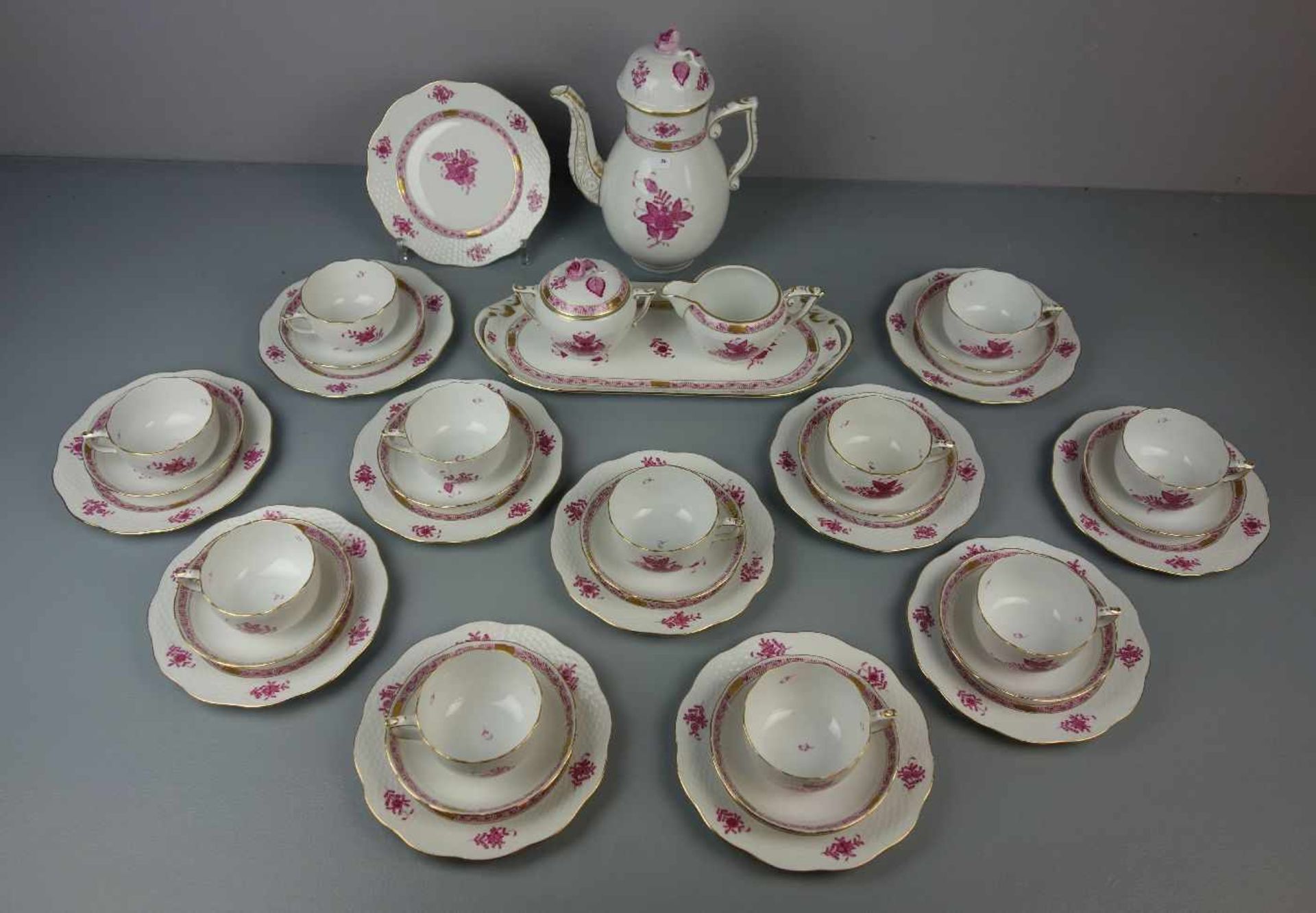 KAFFEE - ODER TEESERVICE / coffee or tea set, Porzellan Manufaktur Herend, Ungarn. Geschweifte Form, - Bild 2 aus 7