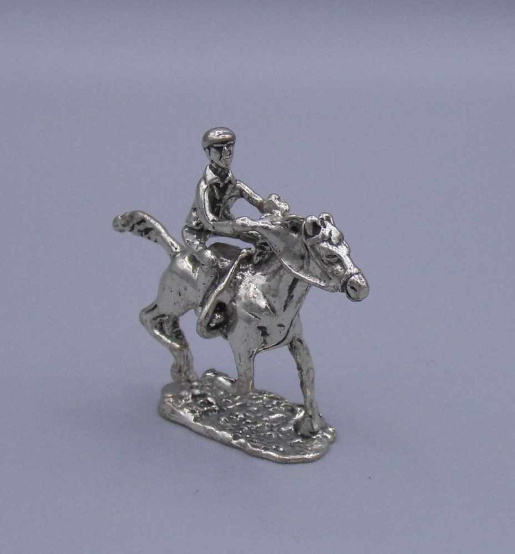 SILBERNE FIGURENGRUPPE: "Pferd und Reiter", 800er Silber (26,9 g). Jockey auf galoppierendem Pferd - Bild 2 aus 3