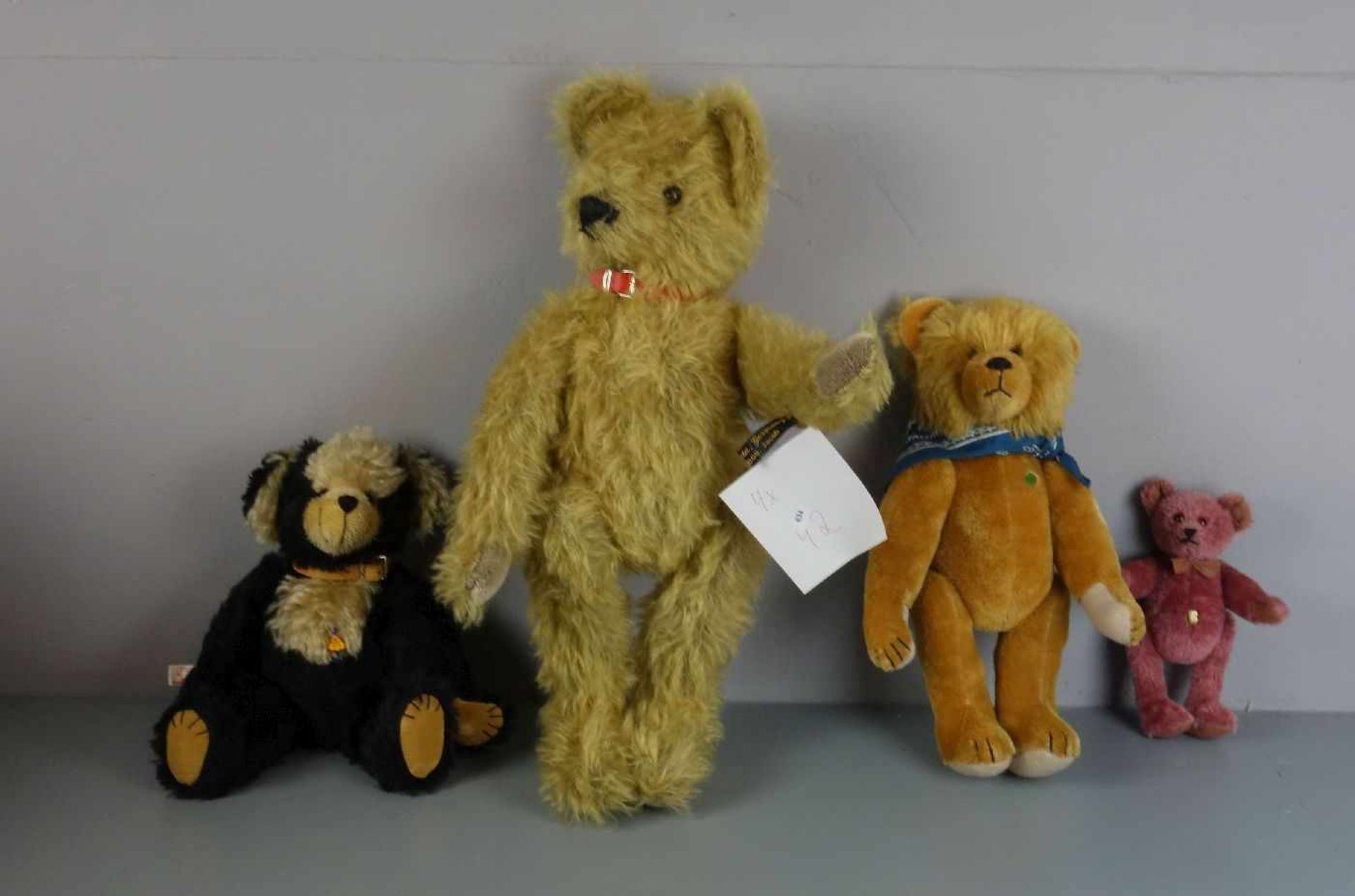 KONVOLUT PLÜSCHTIERE / KÜNSTLER-TEDDYBÄREN - 4 STÜCK / four teddy bears. Unterschiedliche Größen und