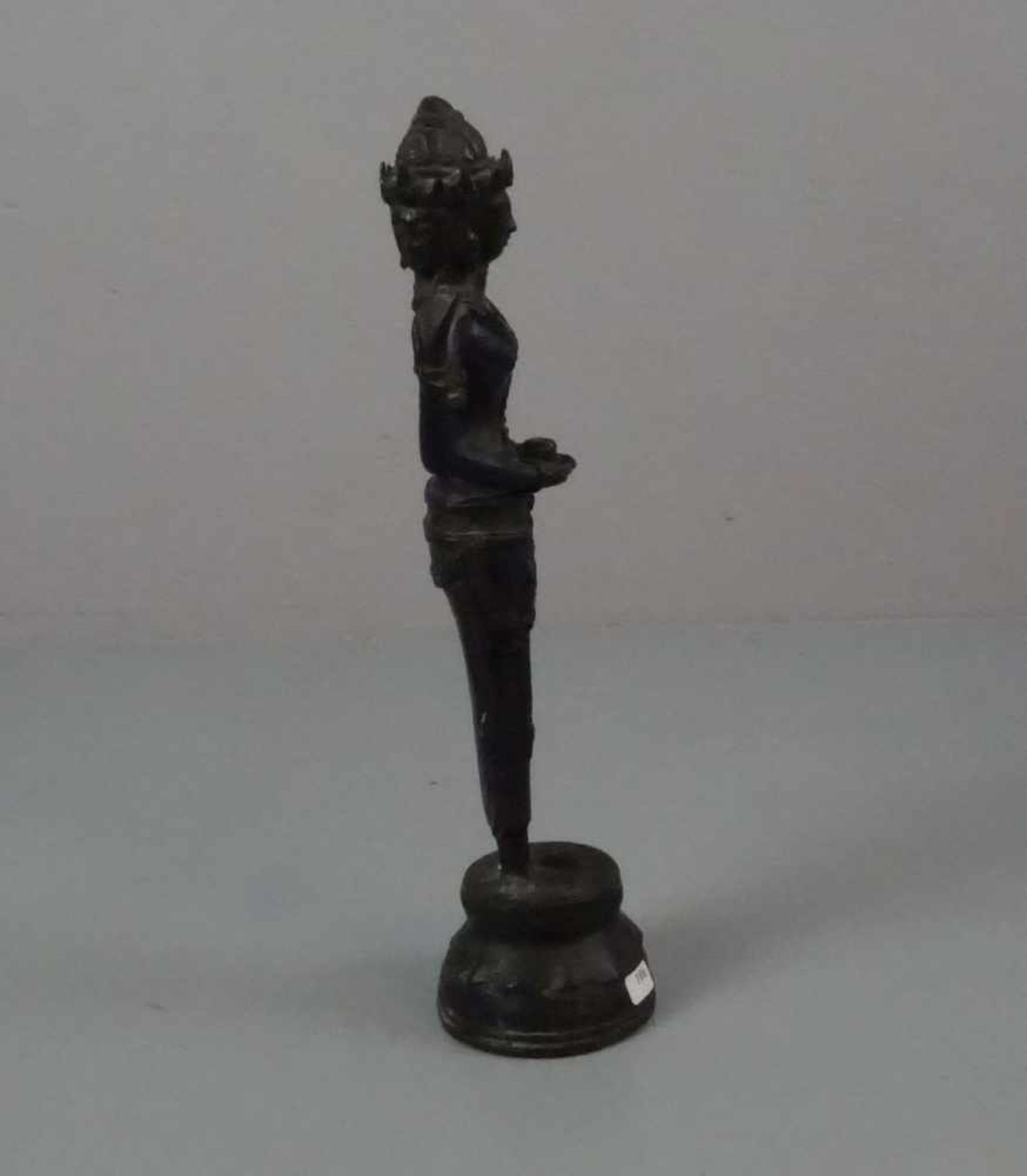 SKULPTUR / sculpture: "Dreiköpfige Tara / Göttin USHNISHAVIJAYA", die Hüterin der Buddha-Weisheit. - Image 3 of 3