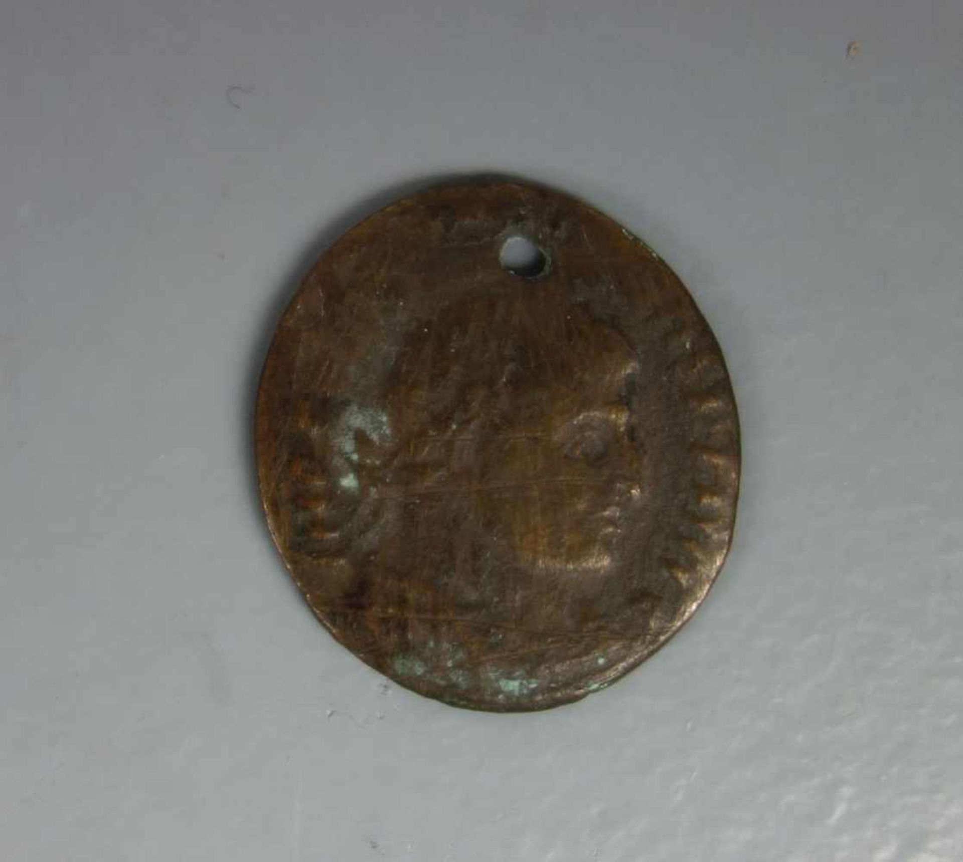 MÜNZE: DENAR (RÖM. KAISERZEIT 200-300 n. Chr.) / coin. Messing/Kupfer. Antike Münze der römischen