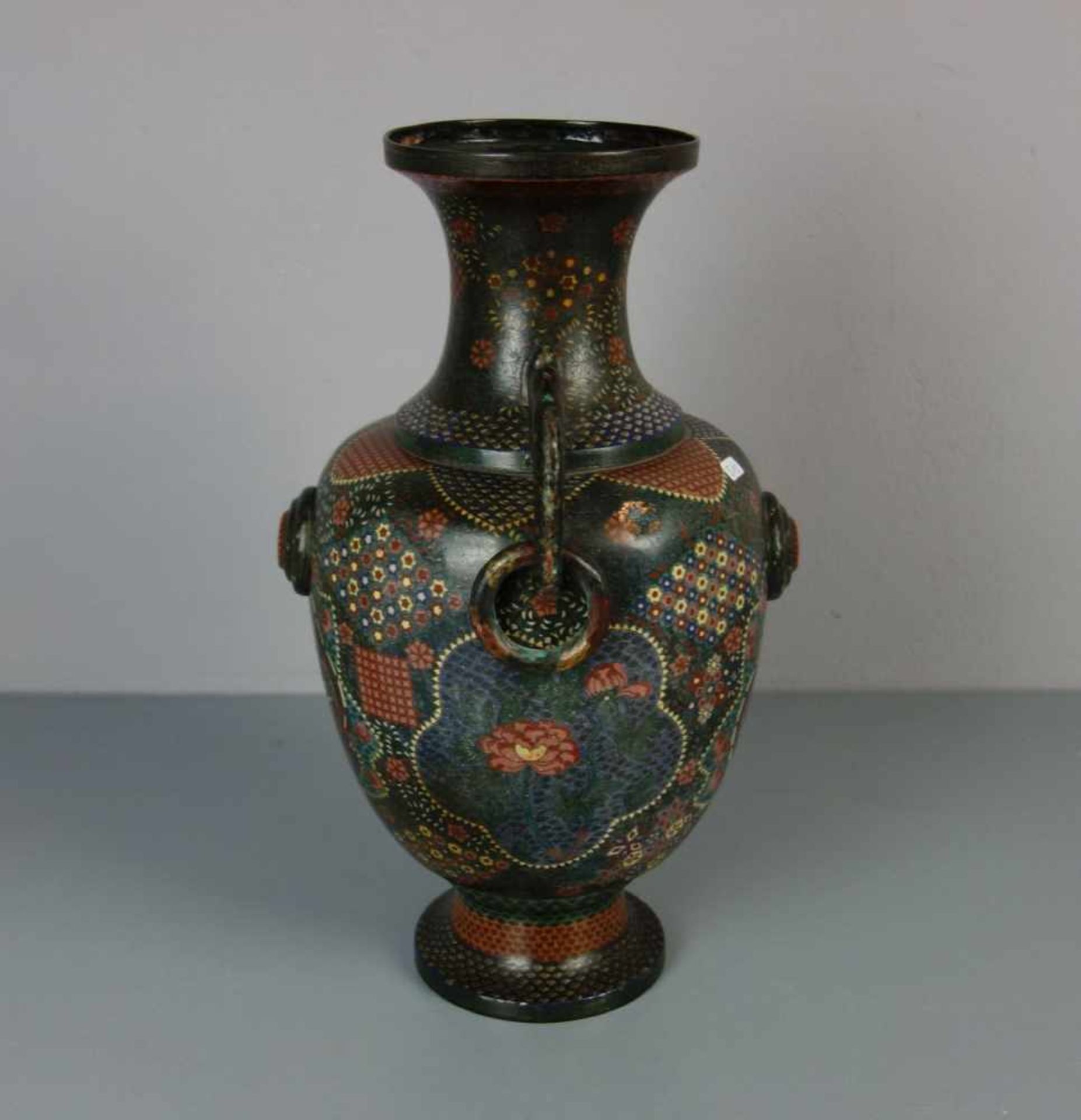 GROSSE CLOISONNÉ BALUSTERVASE MIT SEITLICHEN HANDHABEN / HENKELVASE, Asien, wohl um 1900, - Image 2 of 4