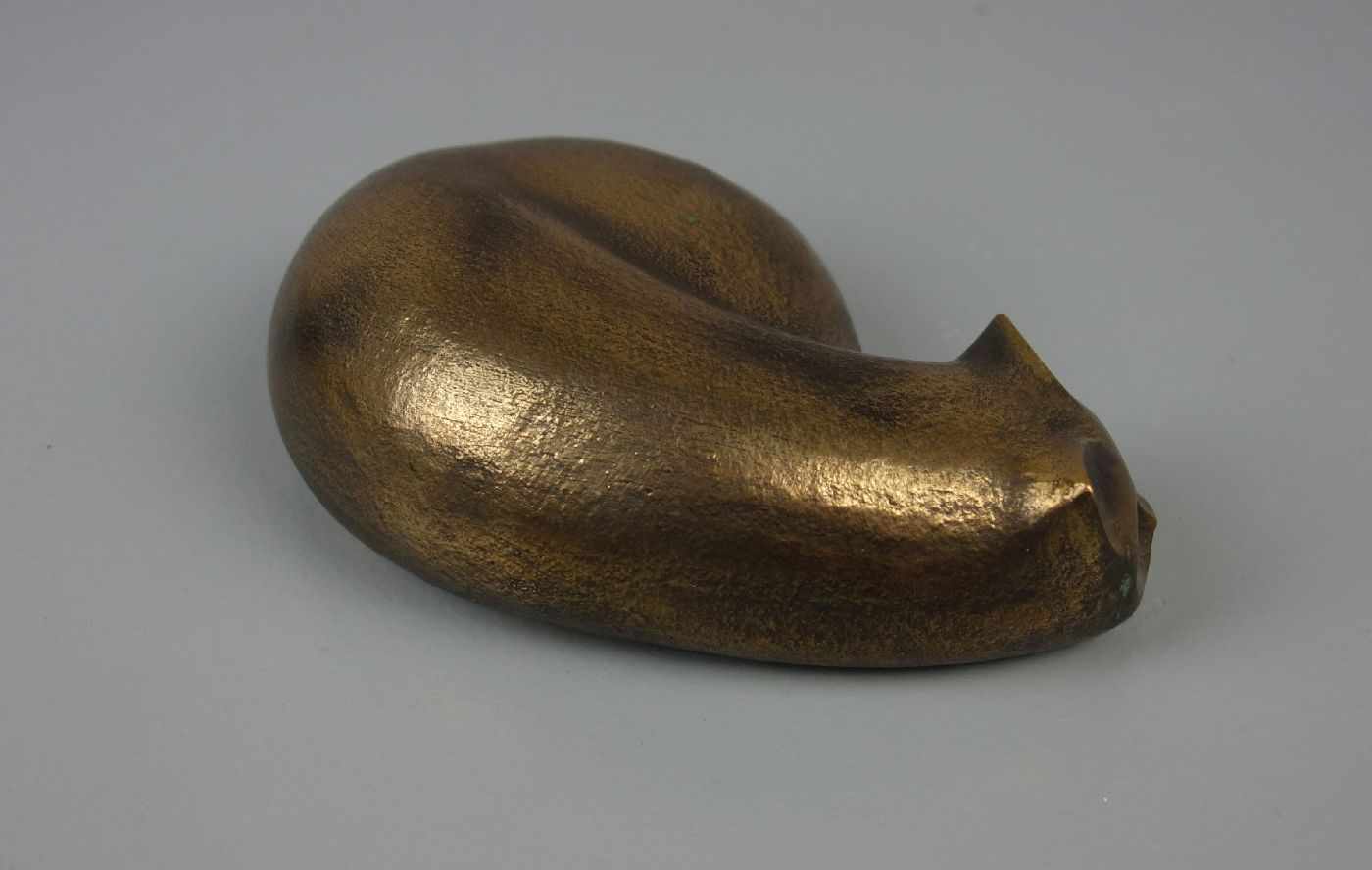 MICHAEL, ANTJE (geb. 1942), Skulptur / sculpture: "Liegende Katze", Bronze, goldfarben patiniert mit - Image 2 of 4