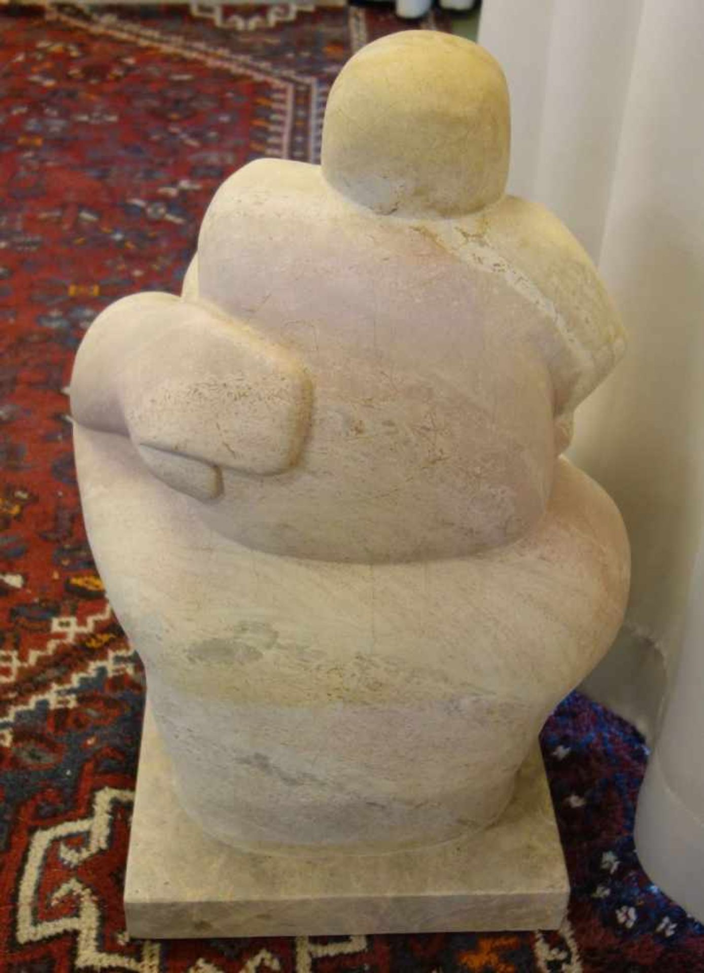 BILDHAUER DES 20. JH., Skulptur / sculpture: "Mutter und Kind", elfenbeinfarbener Marmor / - Bild 3 aus 3