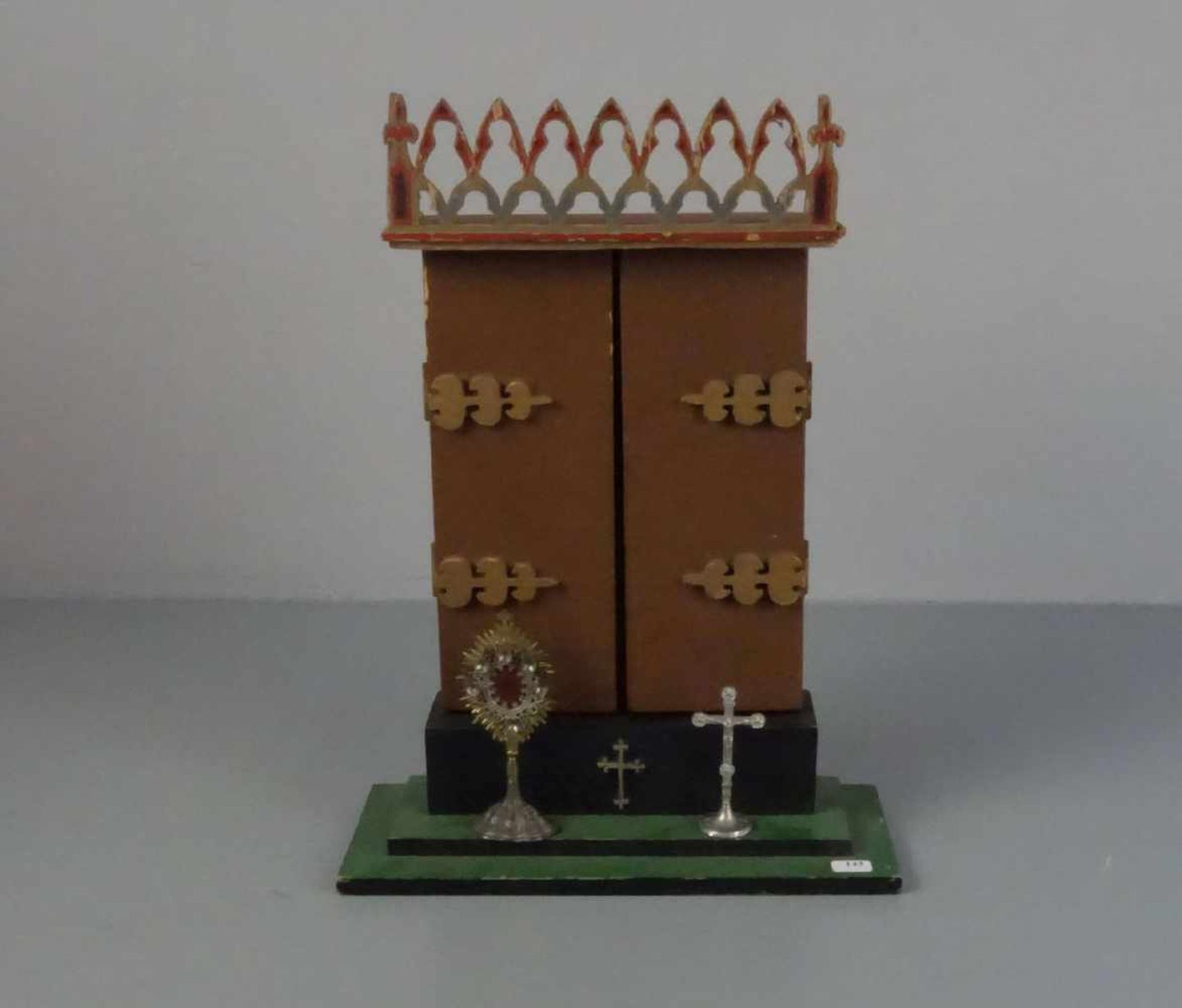"HAUSALTAR" / MINIATURALTAR. Zweiflügeliger Altar mit durchbrochener neugotischer Bekrönung; Mensa - Bild 3 aus 4