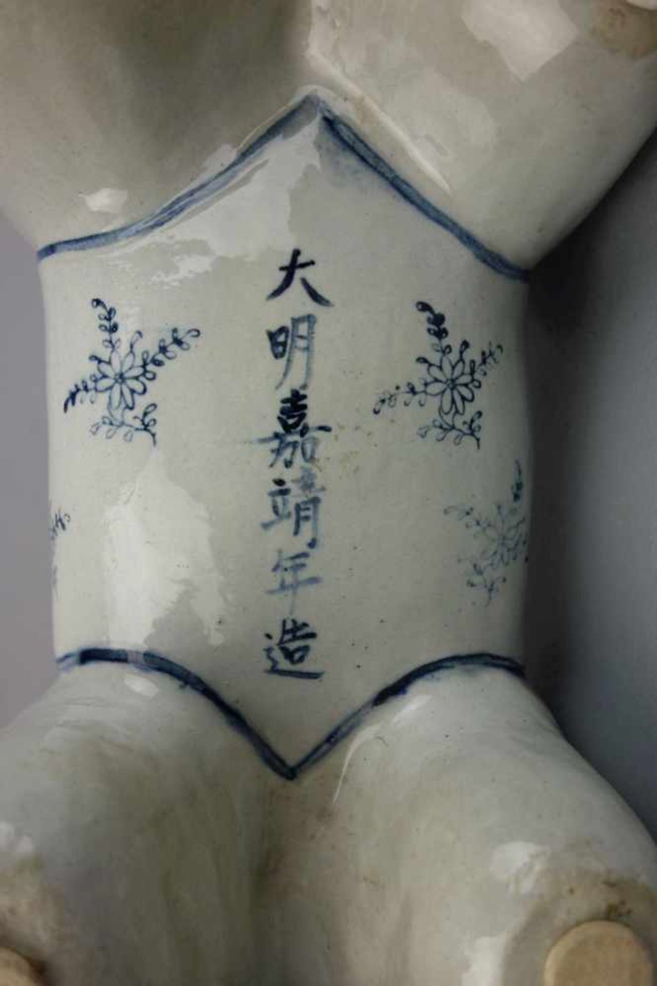 PAAR FIGÜRLICHE NACKENSTÜTZEN "LIEGENDE KNABEN" / two neck supports, China, wohl glasiertes - Image 6 of 6