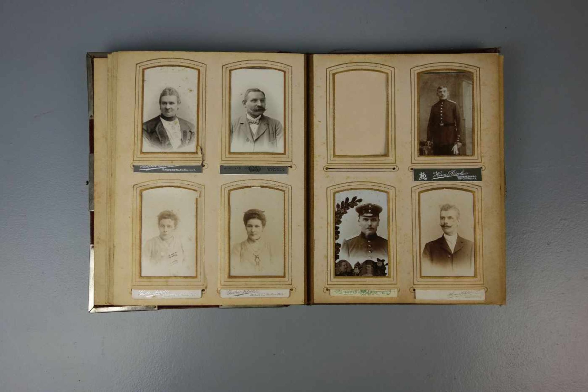 FOTOALBUM, um 1900, in rotem Samt gebunden, mit versilberten Metallapplikationen auf dem Buchdeckel. - Bild 2 aus 3