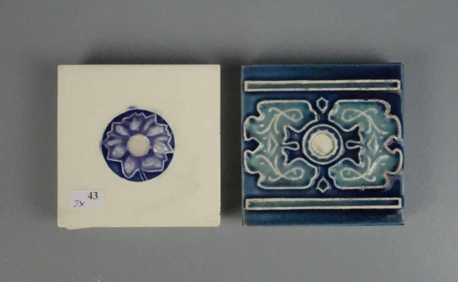 2 JUGENDSTIL - FLIESEN / Art nouveau tiles, Karreeform mit stilisiertem Floraldekor im Relief,