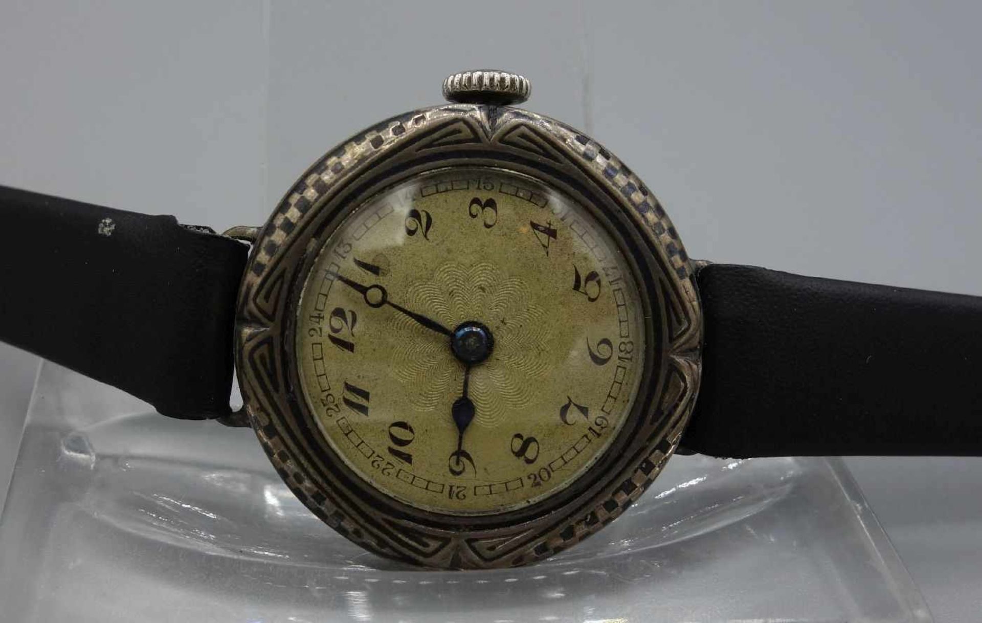 DAMEN ARMBANDUHR / wristwatch, 1. H. 20. Jh., Handaufzug, deutsch / 800er Silber. Rundes