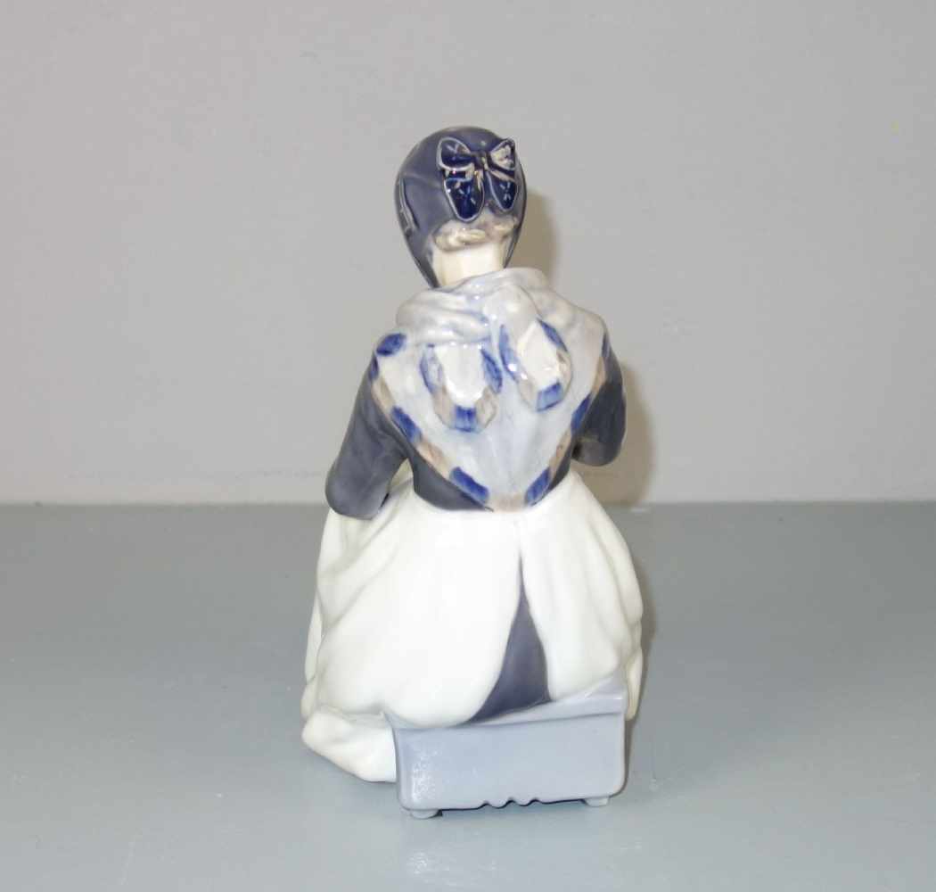 PORZELLANFIGUR: "Strickendes Mädchen in Amager Tracht", Porzellanfigur, Manufaktur Royal Copenhagen, - Image 2 of 3