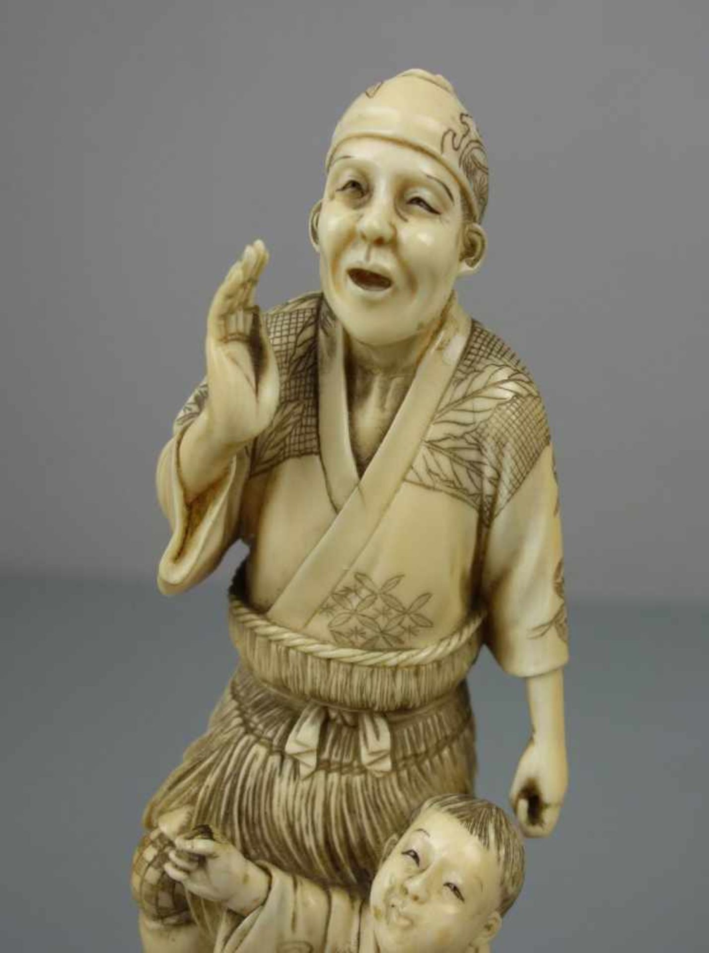 ELFENBEINFIGUR "Fischer/ Bauer mit seinem Sohn" / Okimono Figur / ivory figure, Japan, um 1900 ( - Bild 3 aus 10