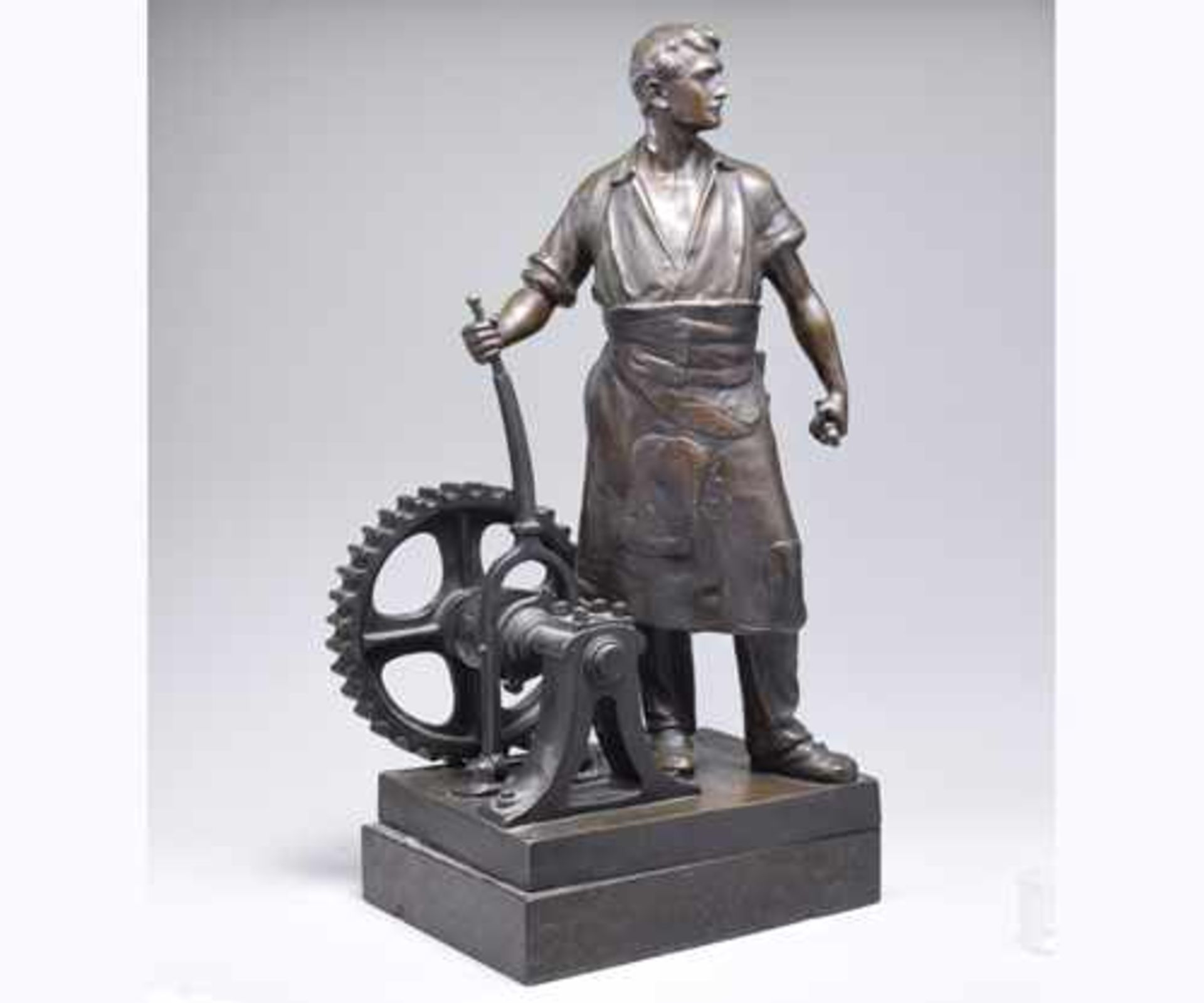 Rudolf KÜCHLER, 1867 Wien-1954; Bronze, dunkelbrau patiniert "Mechaniker"; Monumentale Darstellung - Bild 2 aus 3