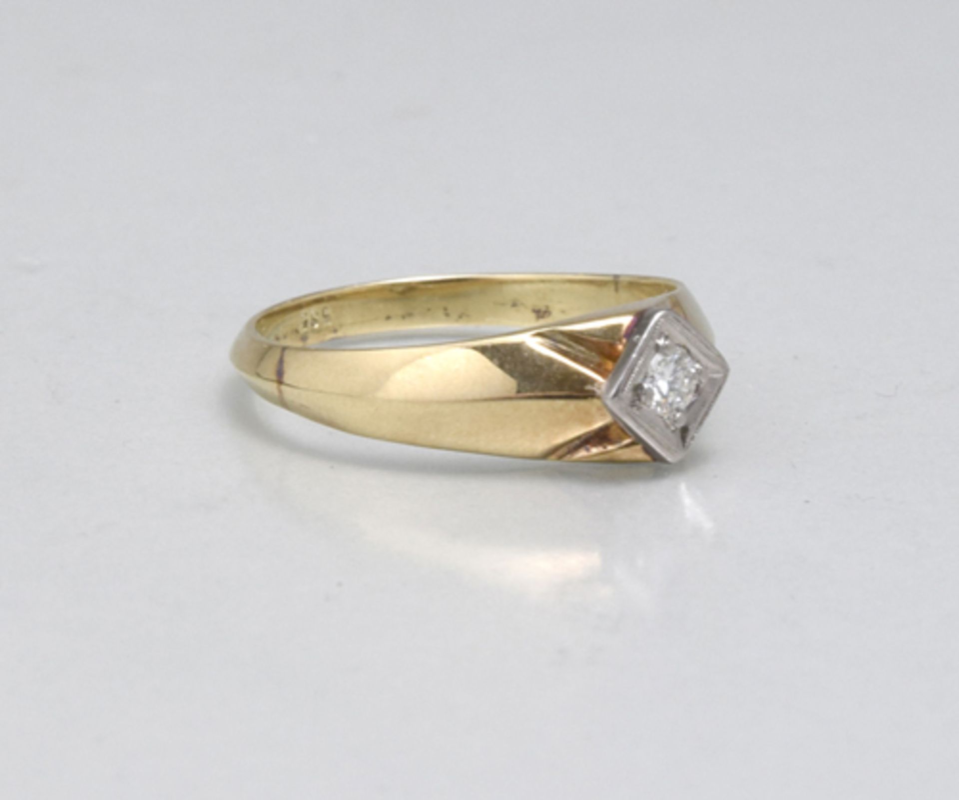 Art -déco Brillant-Solitärring; 585 GG/WG; mittig mit einem Brillanten von ca. 0,2 ct., RM 62; g = - Bild 2 aus 2