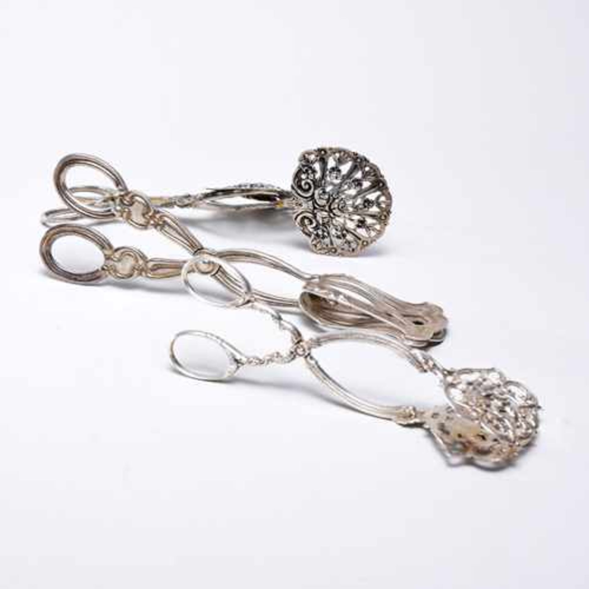 2 Gebäckzangen; Silber 800 und 835; L = ca. 15 cm – 19 cm; beigegeben: Silberzange; Silber 800;