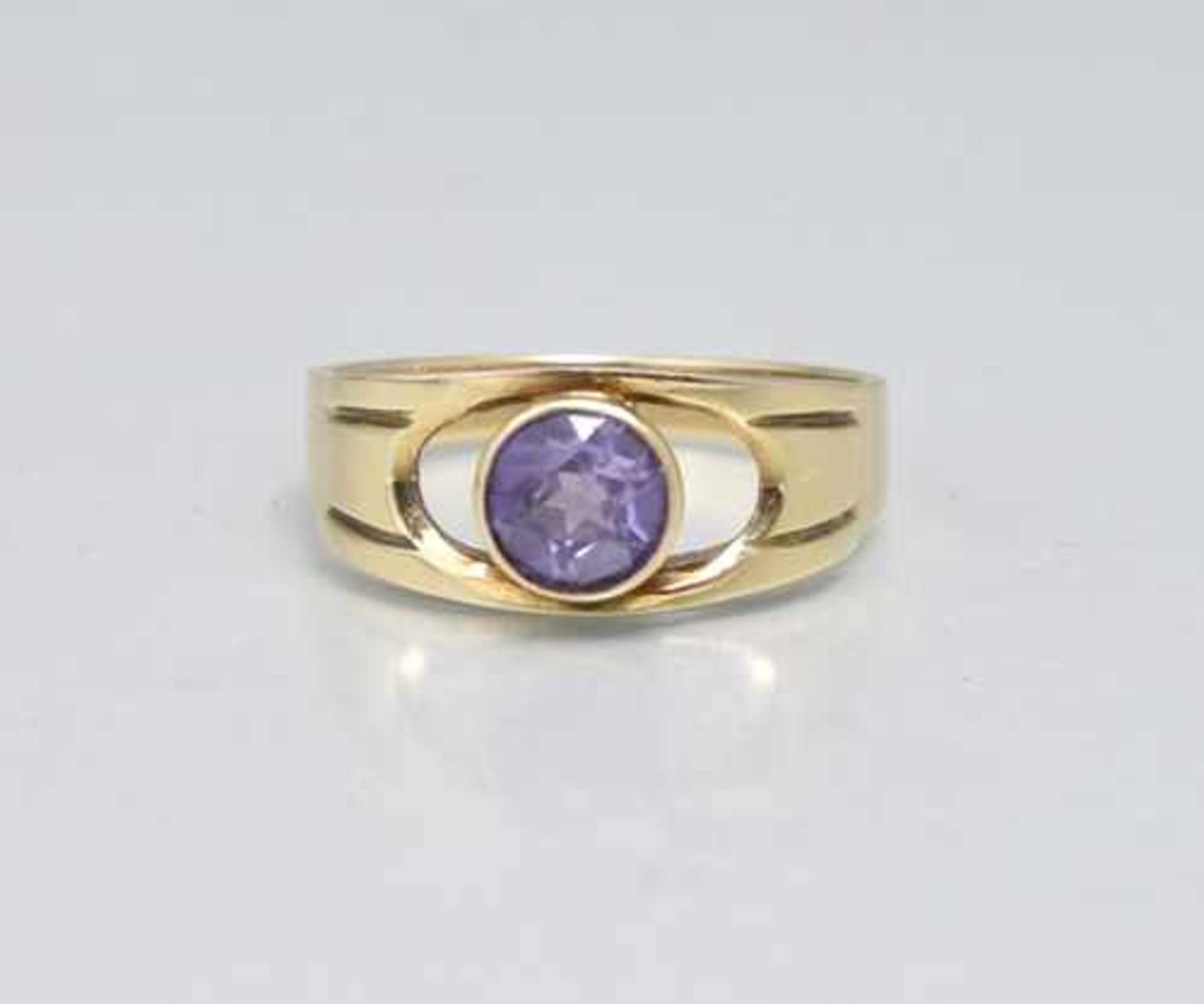 Amethyst-Ring; 585 GG; offen gearbeiteter Ringkopf mit eingefassten Amethyst; RM 64; g = 5,5g