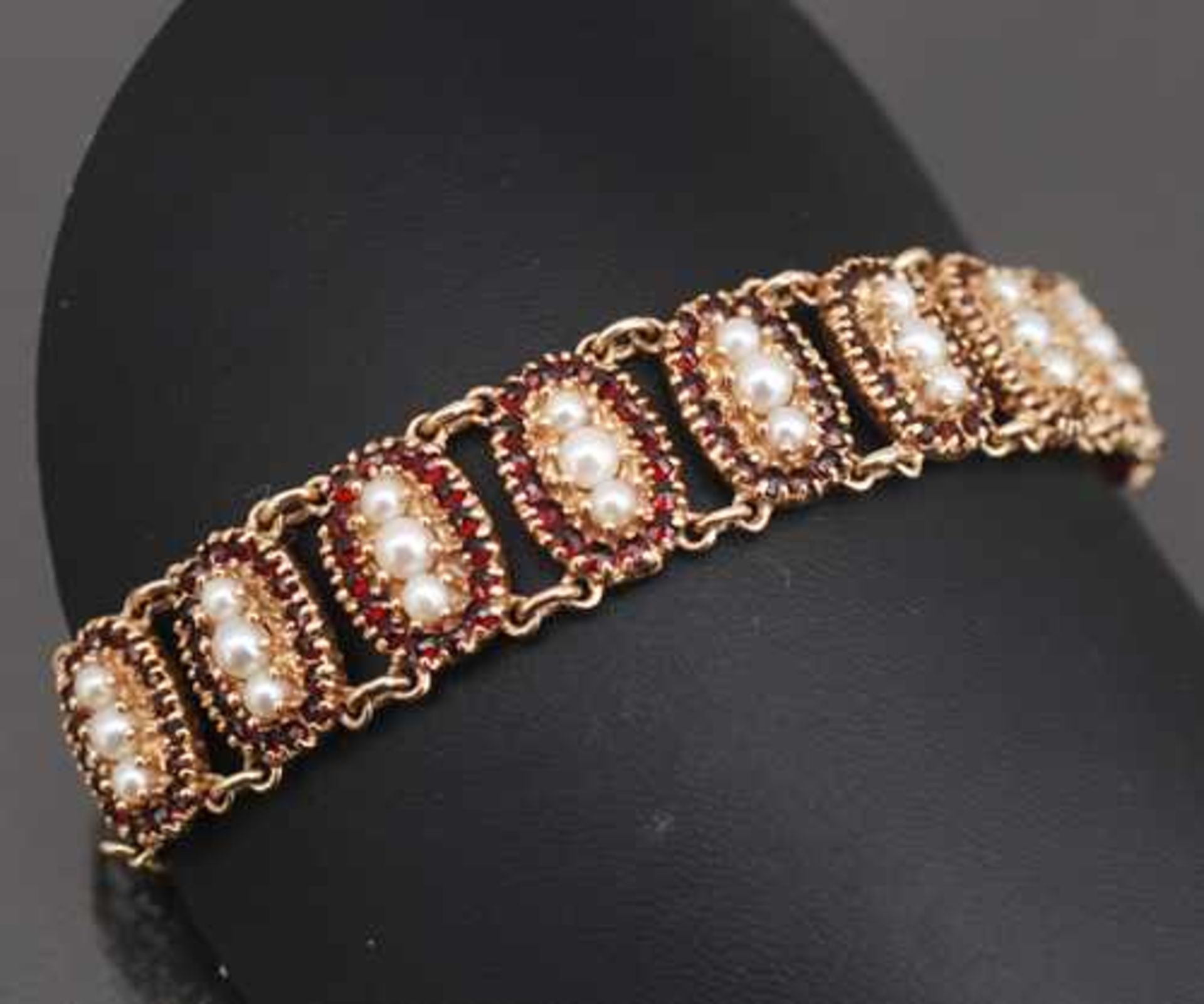 traumhaftes Armband, vollständig ausgefasst mit Perlen und Granaten, um 1900; 14K GG; L = 17 cm; g =