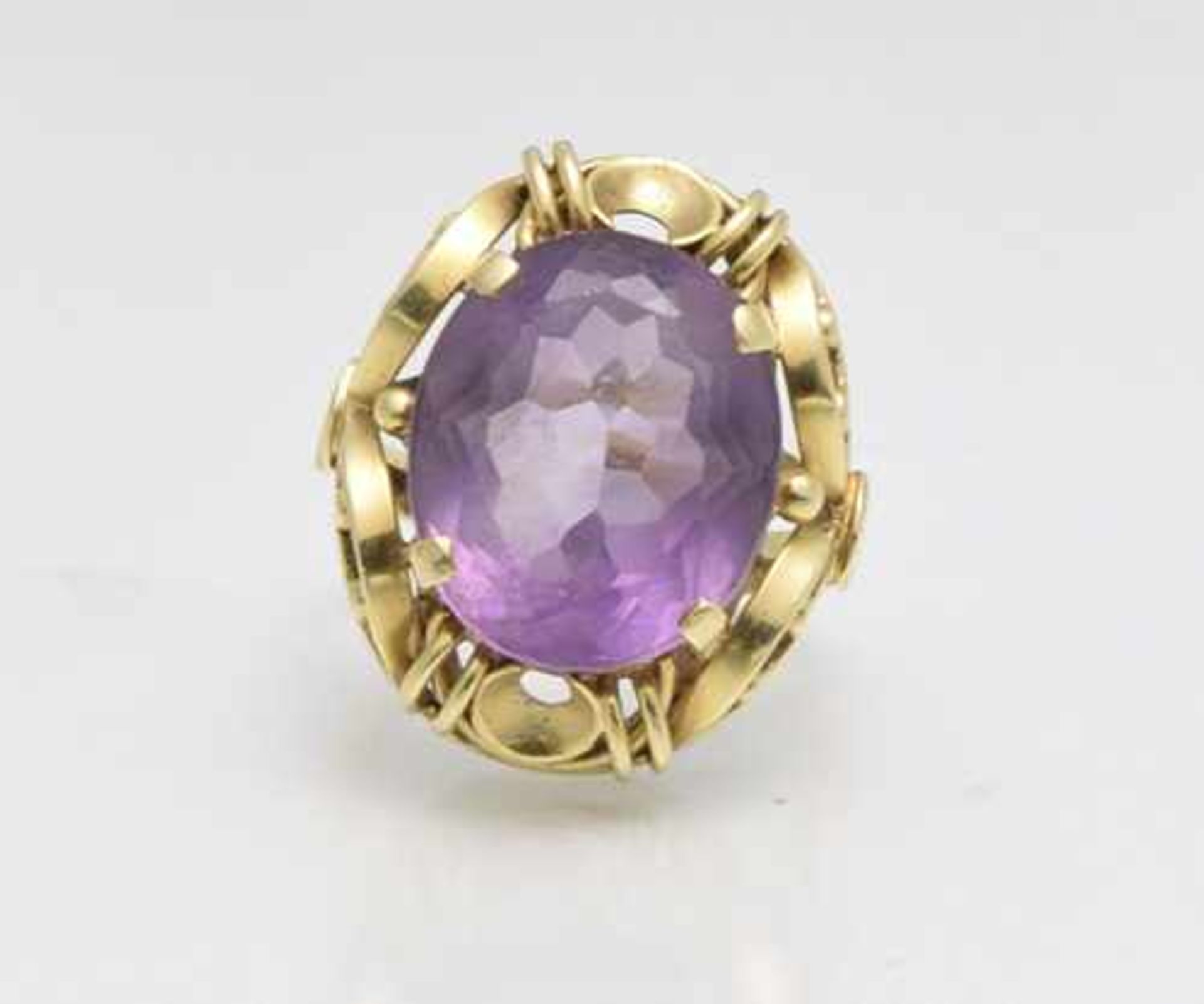 Amethyst-Ring; 1. H. 20. Jhd.; 585 GG; mit großem, oval facettiert geschliffenem Amethyst; RM 52 - Image 2 of 2