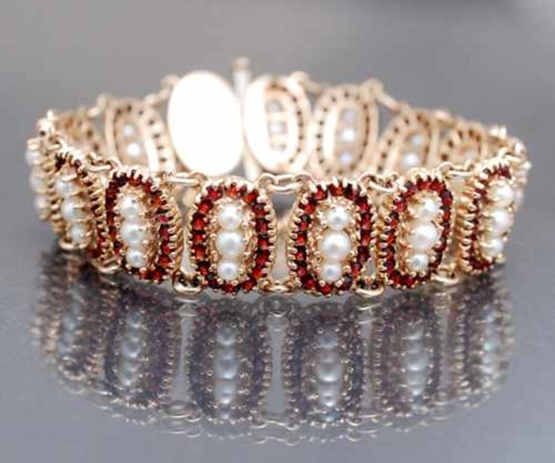traumhaftes Armband, vollständig ausgefasst mit Perlen und Granaten, um 1900; 14K GG; L = 17 cm; g = - Image 2 of 2