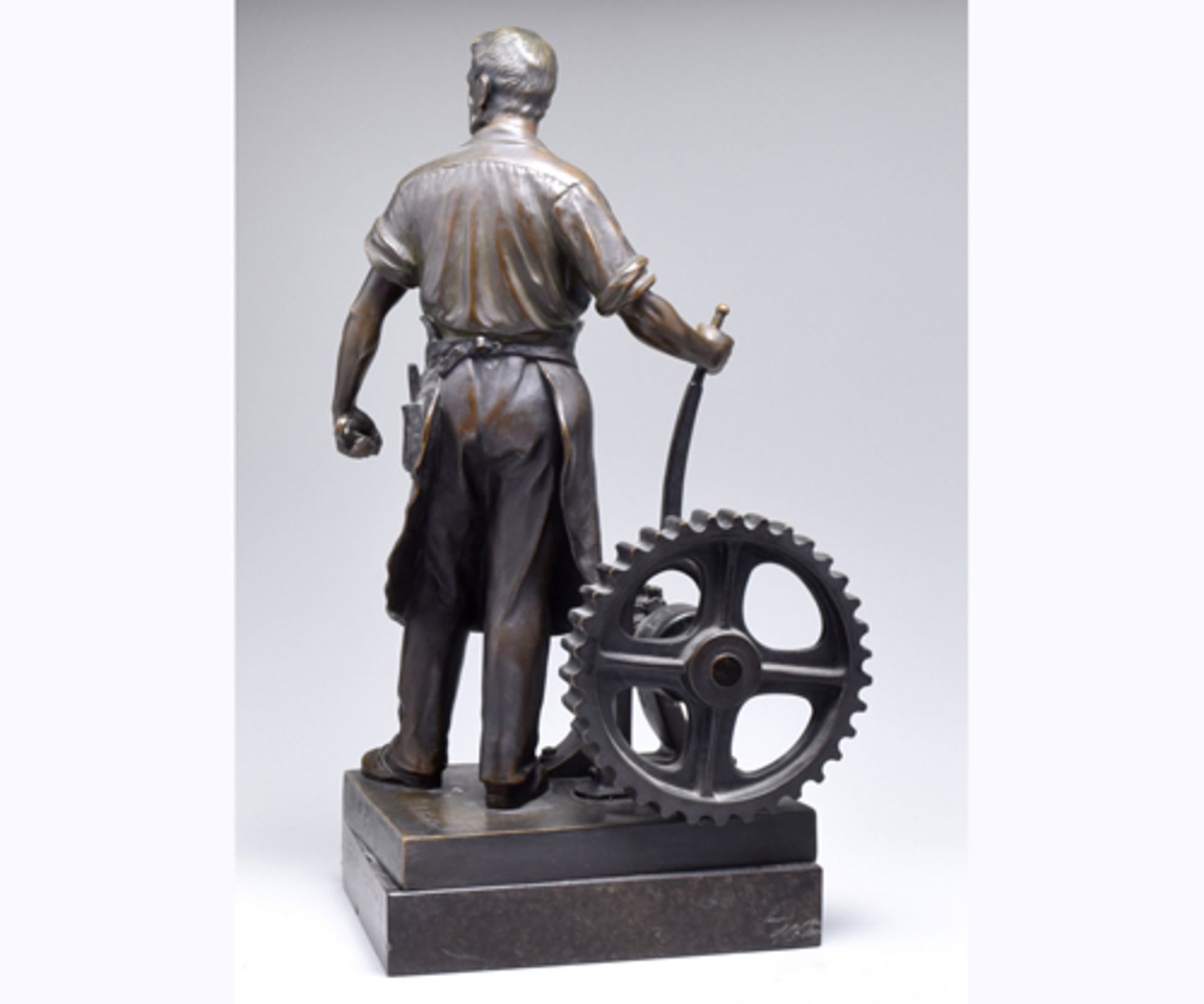 Rudolf KÜCHLER, 1867 Wien-1954; Bronze, dunkelbrau patiniert "Mechaniker"; Monumentale Darstellung - Bild 3 aus 3