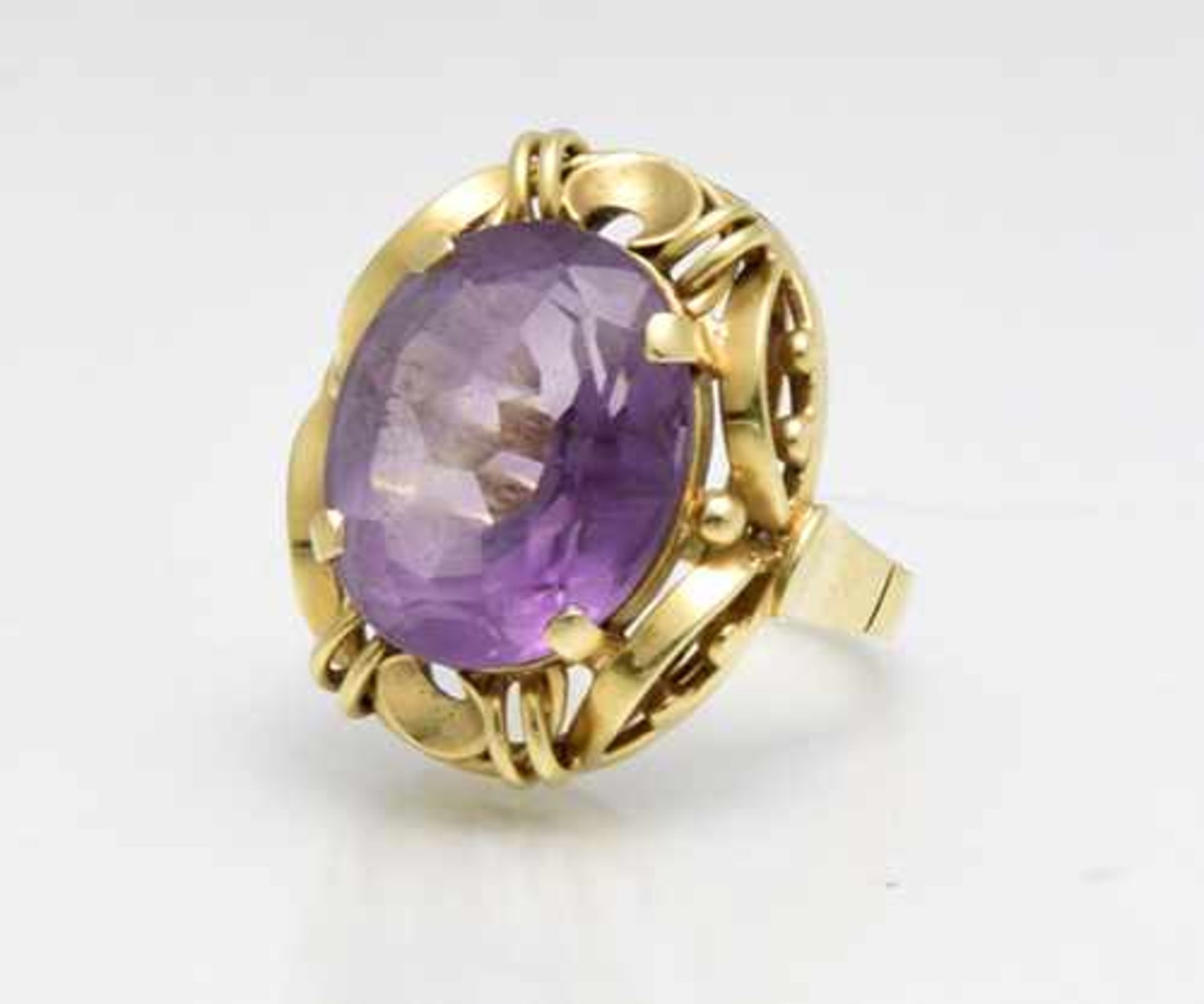 Amethyst-Ring; 1. H. 20. Jhd.; 585 GG; mit großem, oval facettiert geschliffenem Amethyst; RM 52