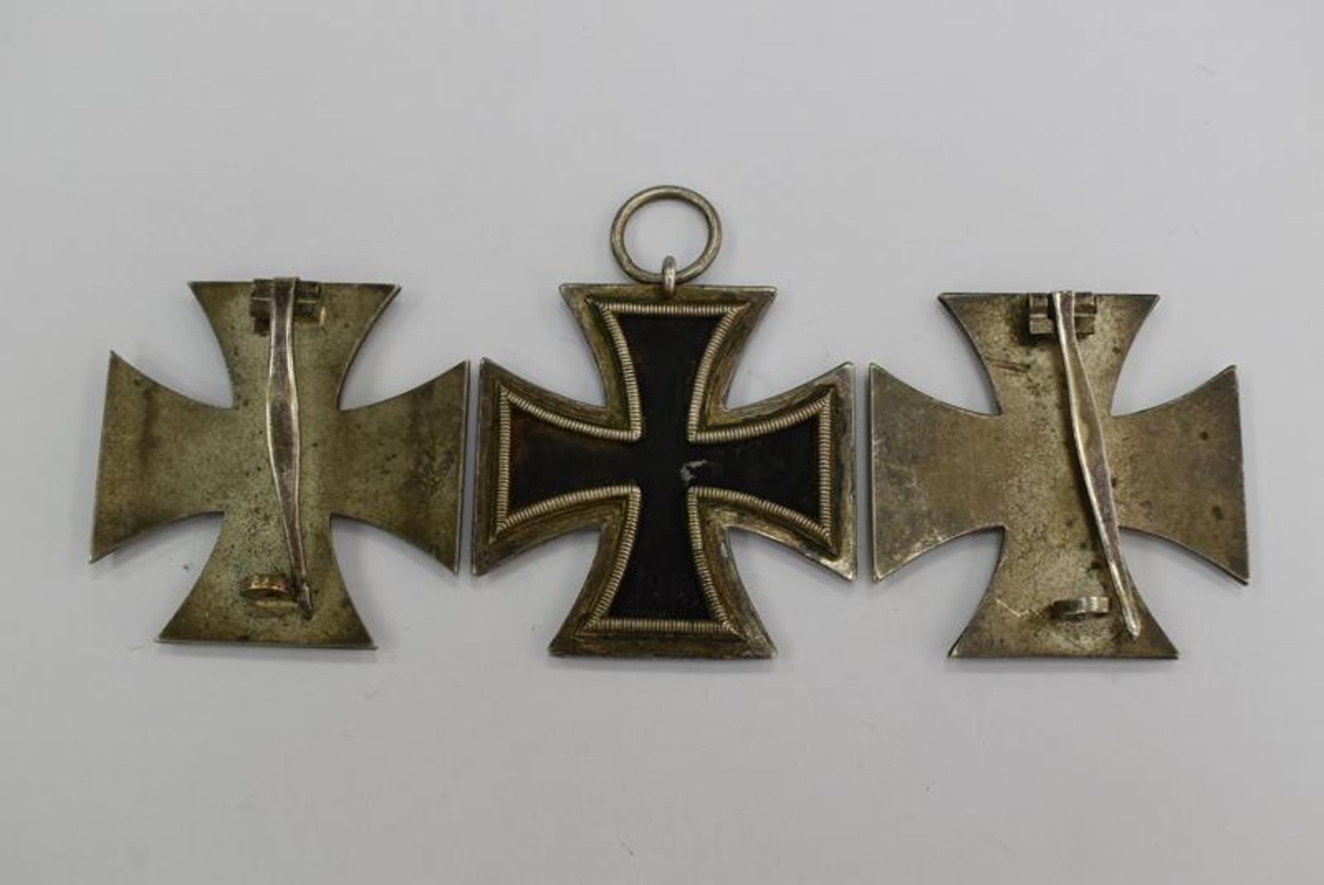 Konvolut 3 x Eisernes Kreuz 1939Mindestpreis 100Bezeichnung Konvolut 3 x Eisernes Kreuz 1939 - Bild 2 aus 2