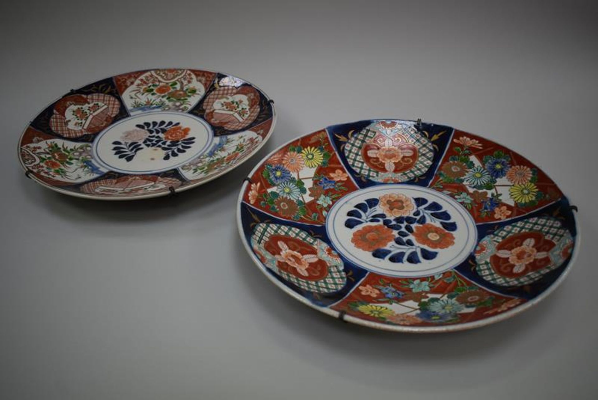 2 Japanische Imari Keramik Teller um 1880Mindestpreis 150Bezeichnung 2 Japanische Imari Keramik
